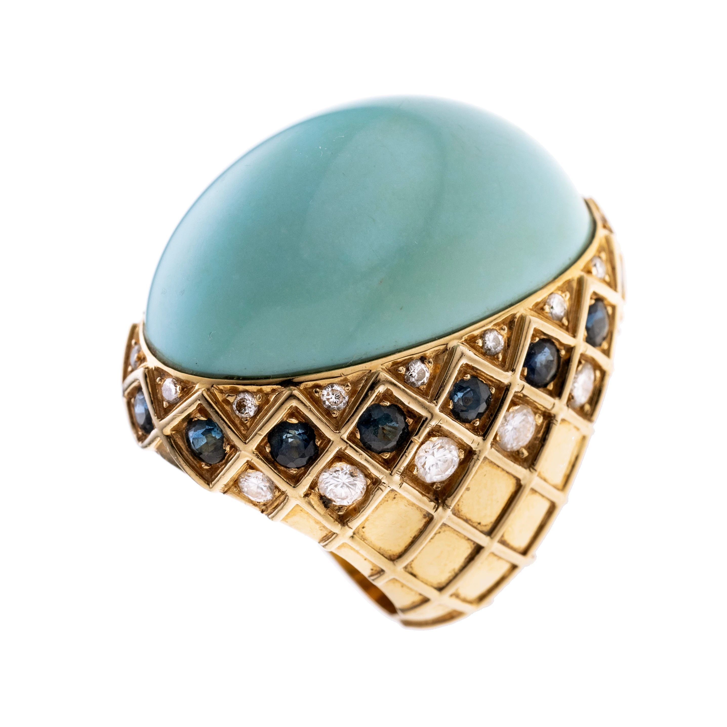 Ein großer unbehandelter Türkis-Cabochon. Die Ringschiene ist im oberen Bereich gitterförmig gestaltet und im Wechsel mit Brillanten und Saphiren besetzt. Massive Ausführung.