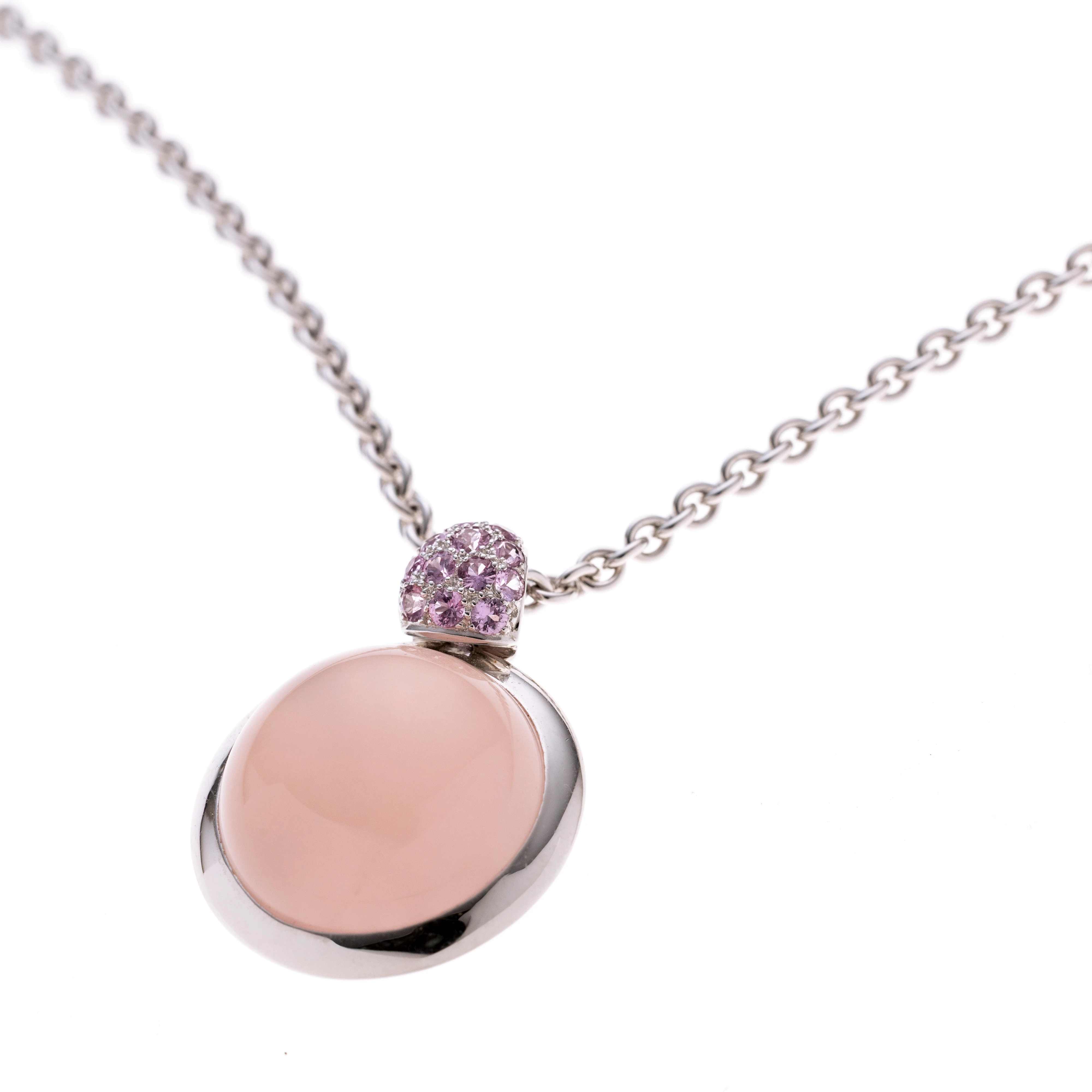 Ein Runder Cabochon in Zargenfassung mit einer Clipöse die mit insgesamt 15 rosa Saphiren. An einer Rundankerkette (3mm breit).