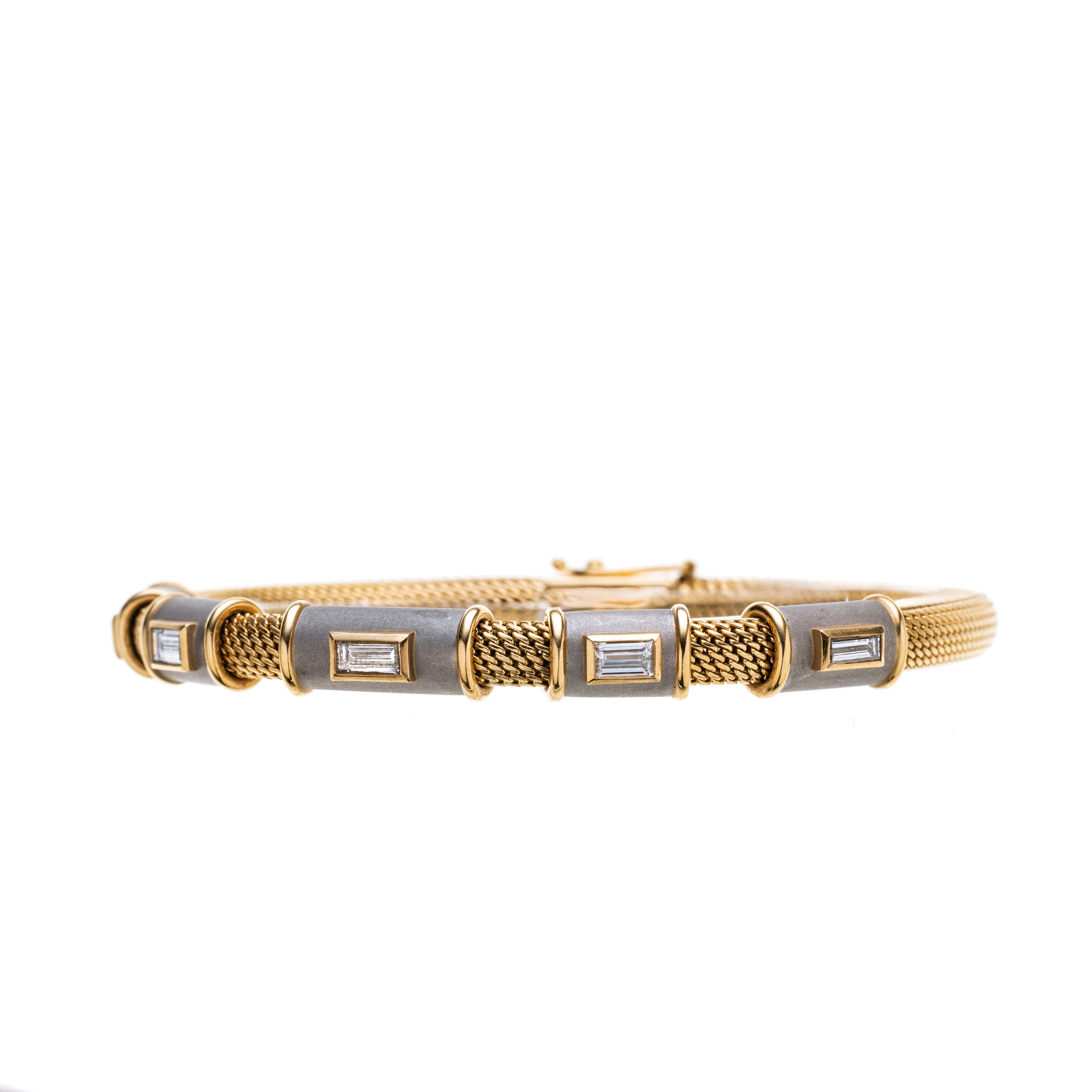 Ein gestricktes Armband, von innen hohl und mit fünf Diamanten im Baguetteschliff in Zargenfassung besetzt, welche sich auf dem Armband als einzelne Glieder frei bewegen lassen. Signiert