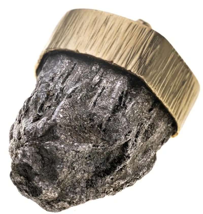 Ein Meteorit-Kristall in in strukturierter Gelbgold-Fassung