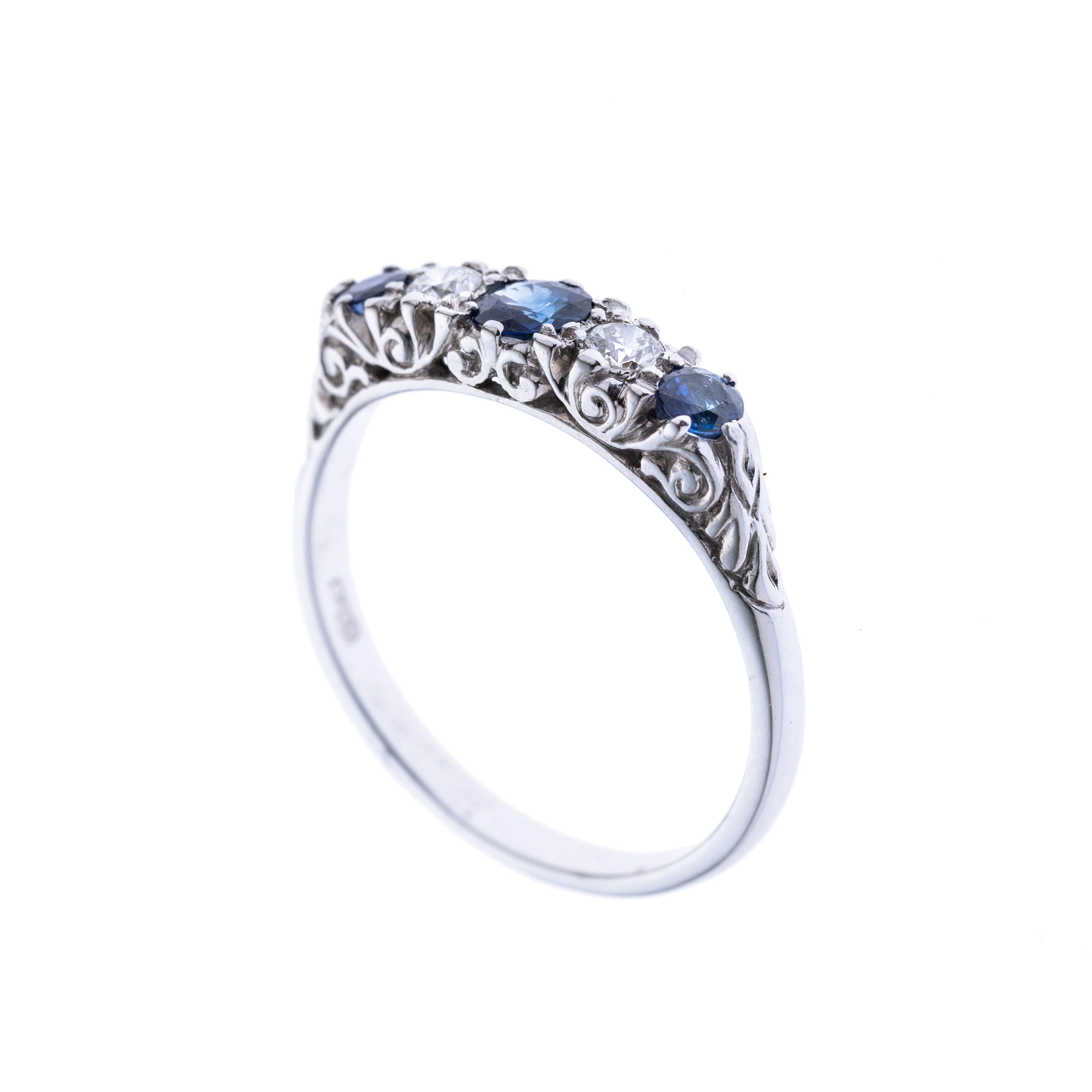 Drei Saphire, zusammen ca. 0,50 ct. Zwei Brillanten, insgesamt ca. 0.20 ct. Farbe G-H, Reinheit VS.