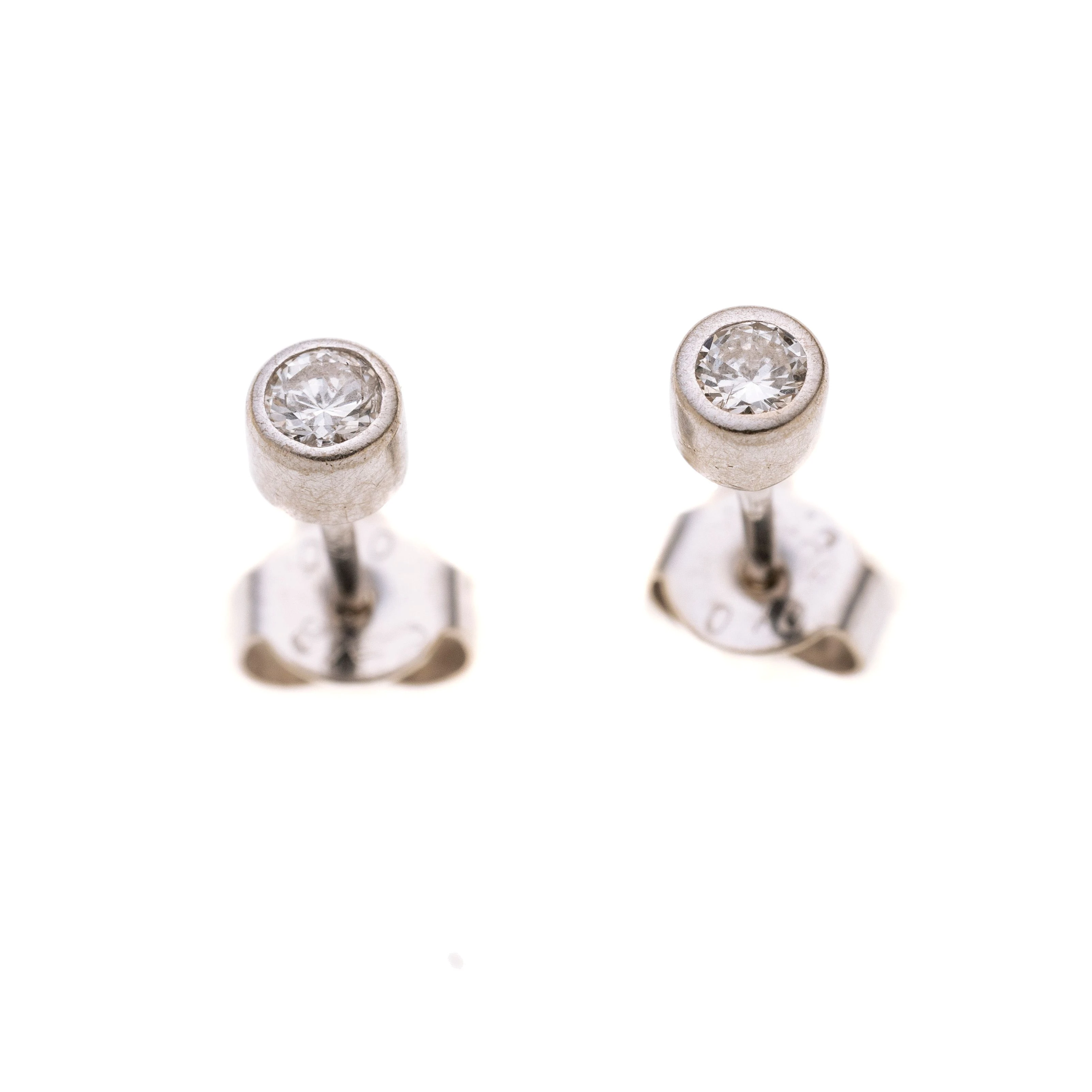 Je ein Solitär von ca. 0.07 ct