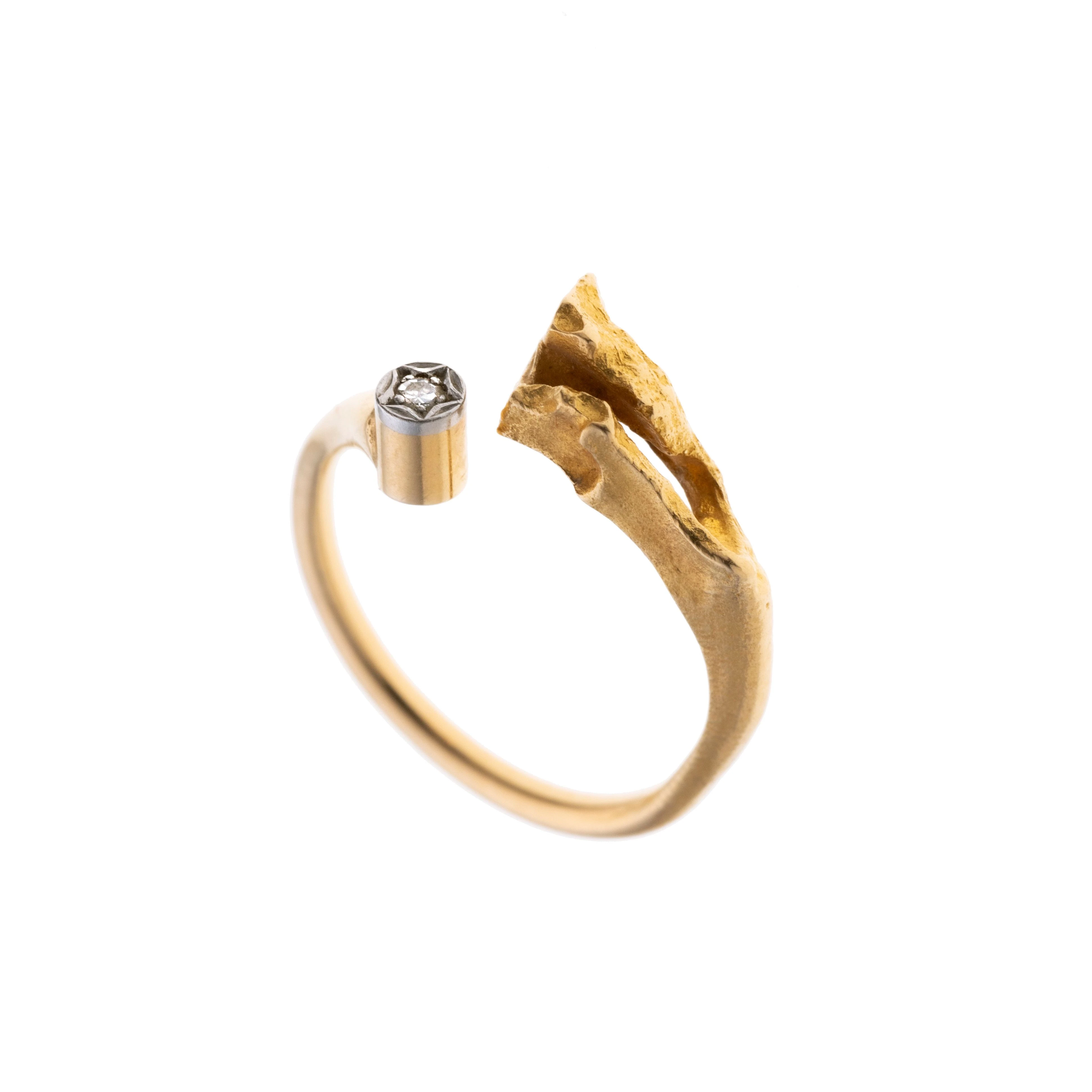 Gelbgoldener Ring im typischen Lapponia-Stil.