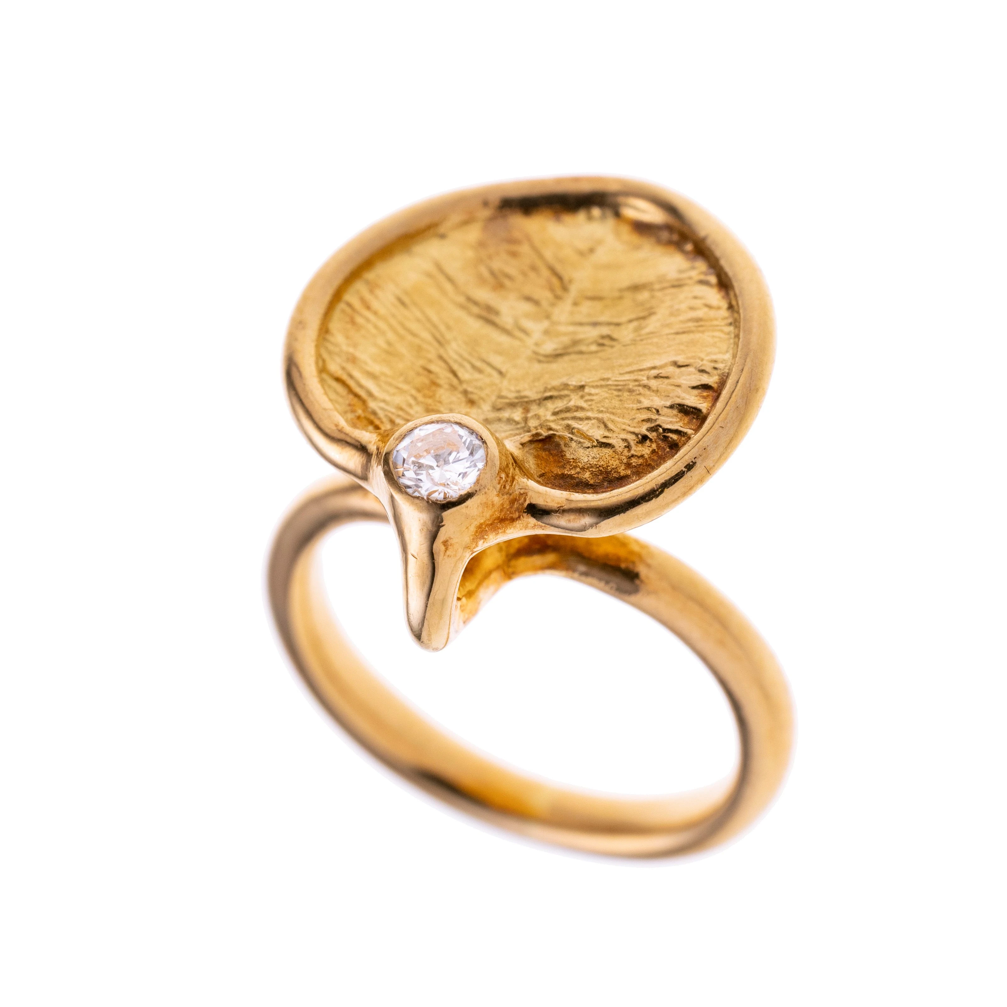Ein Blatt mit einem Brillanten à ca. 0.10 ct.