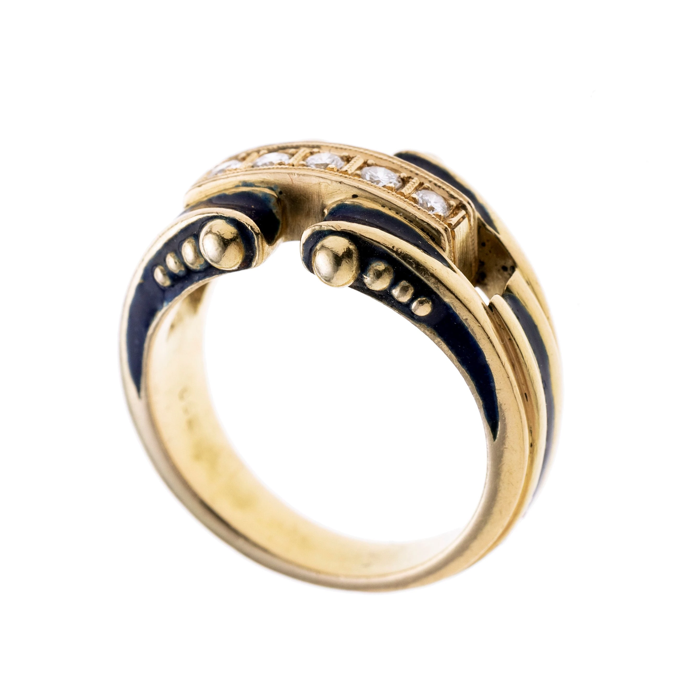 Ein Ring mit einem Steg auf dem Ringkopf mit insgesamt 5 Brillanten nebeneinander gefasst. Ringschultern und Seiten blau emailiert.