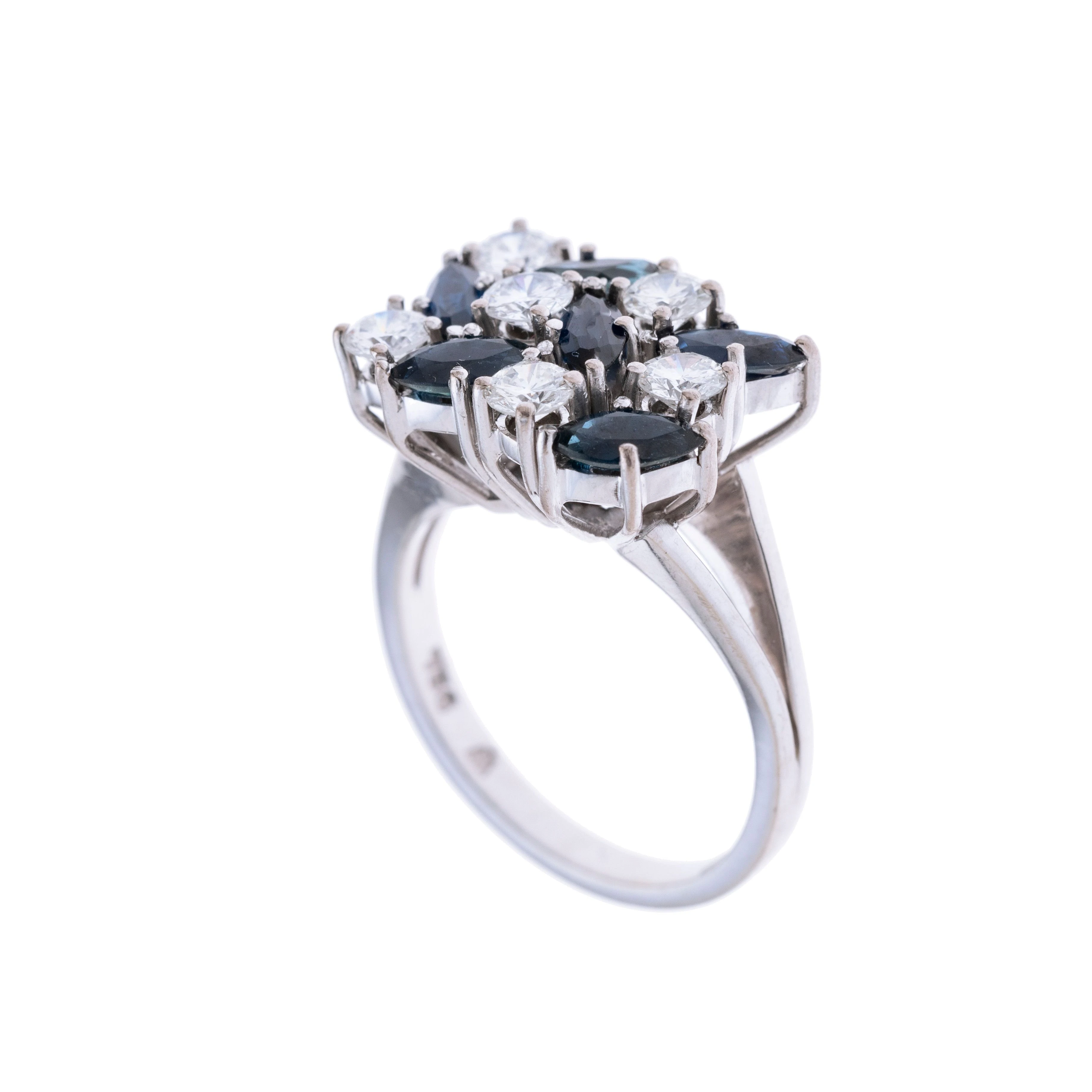 Ein rechteckiger Ringkopf bestehend aus sechs Brillanten je ca. 0.15 ct. und sechs Saphir-Navette, welche unregelmäßig ausgerichtet sind.