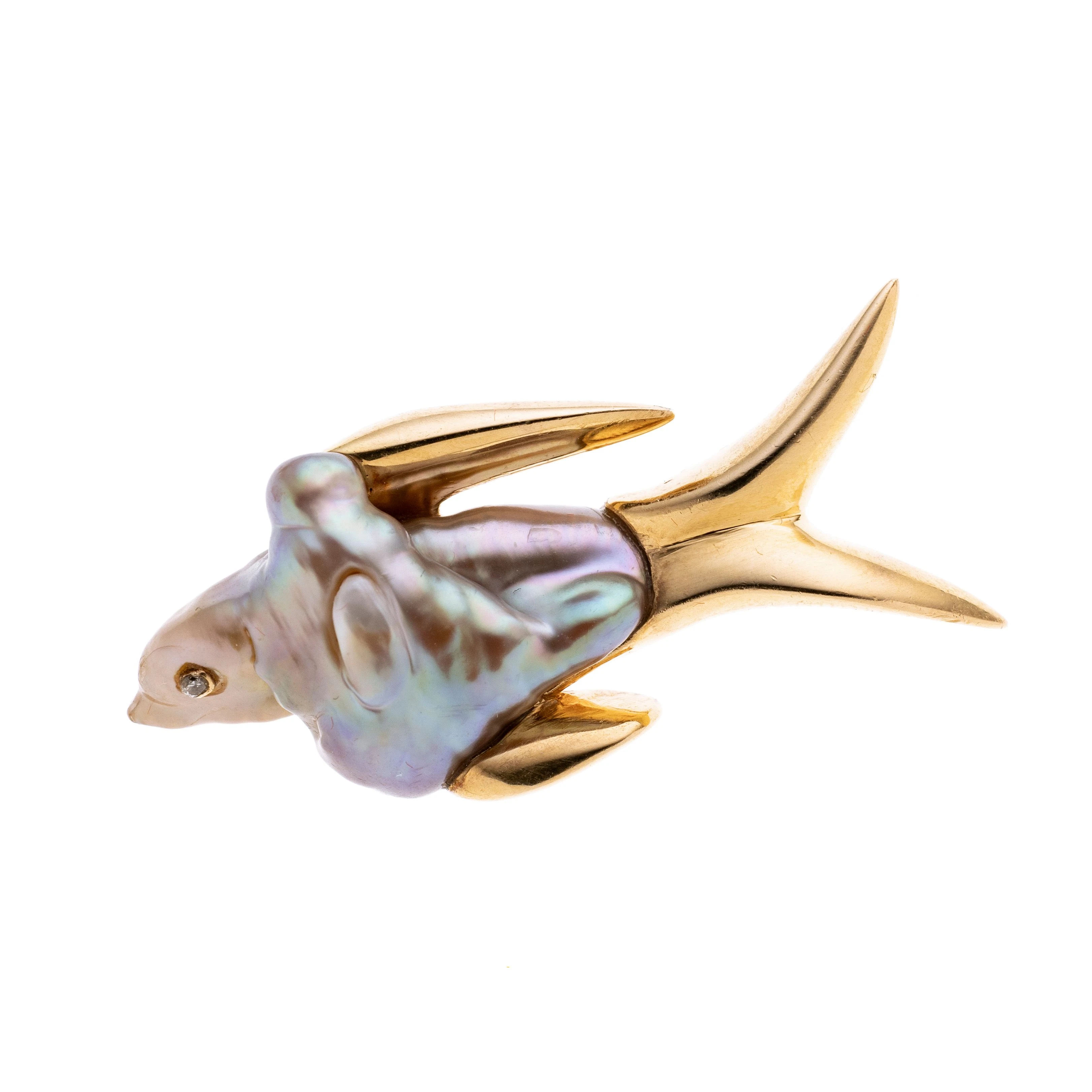 Schwalbenbrosche, mit einer Barockperle als Körperbau und einem kleinen Diamant als Auge. Signiert.