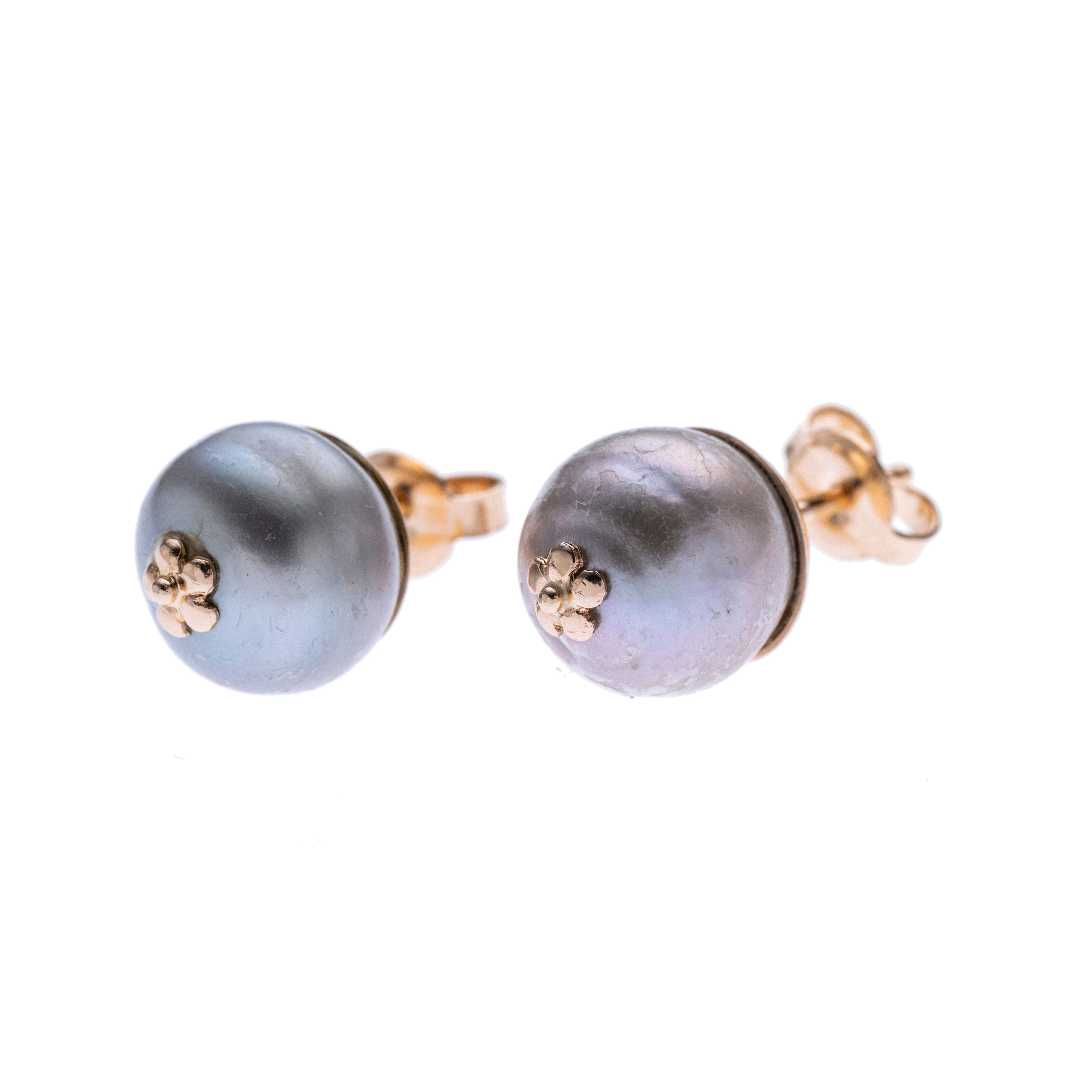 Je eine Perle (ca. 11,9 mm) mit einem roségoldenen Blumenelement in der Mitte.