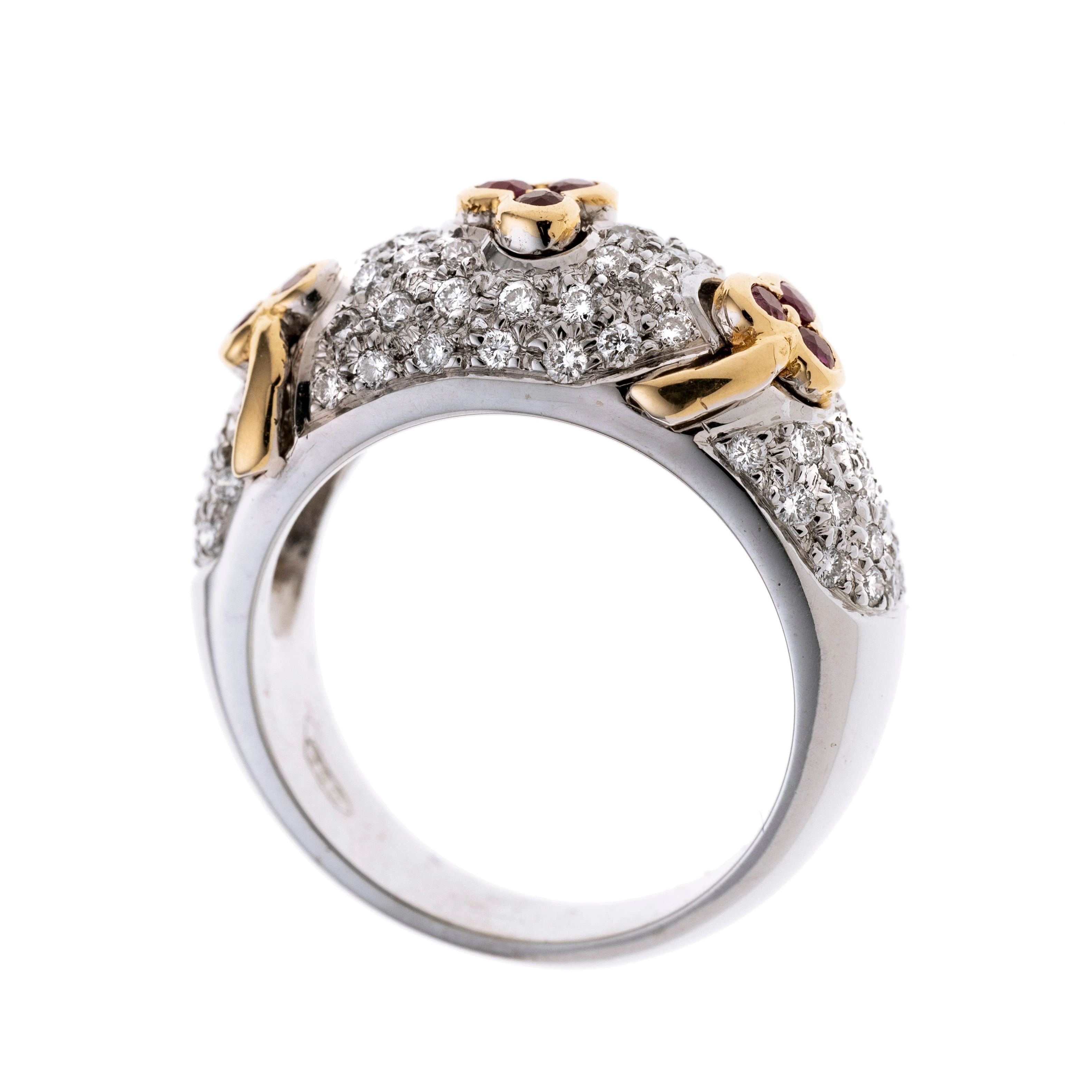 Ein Bandring mit pavée gesetzten Brillanten und je drei Kleeblättern aus drei Rubinen in Gelbgold gefasst.