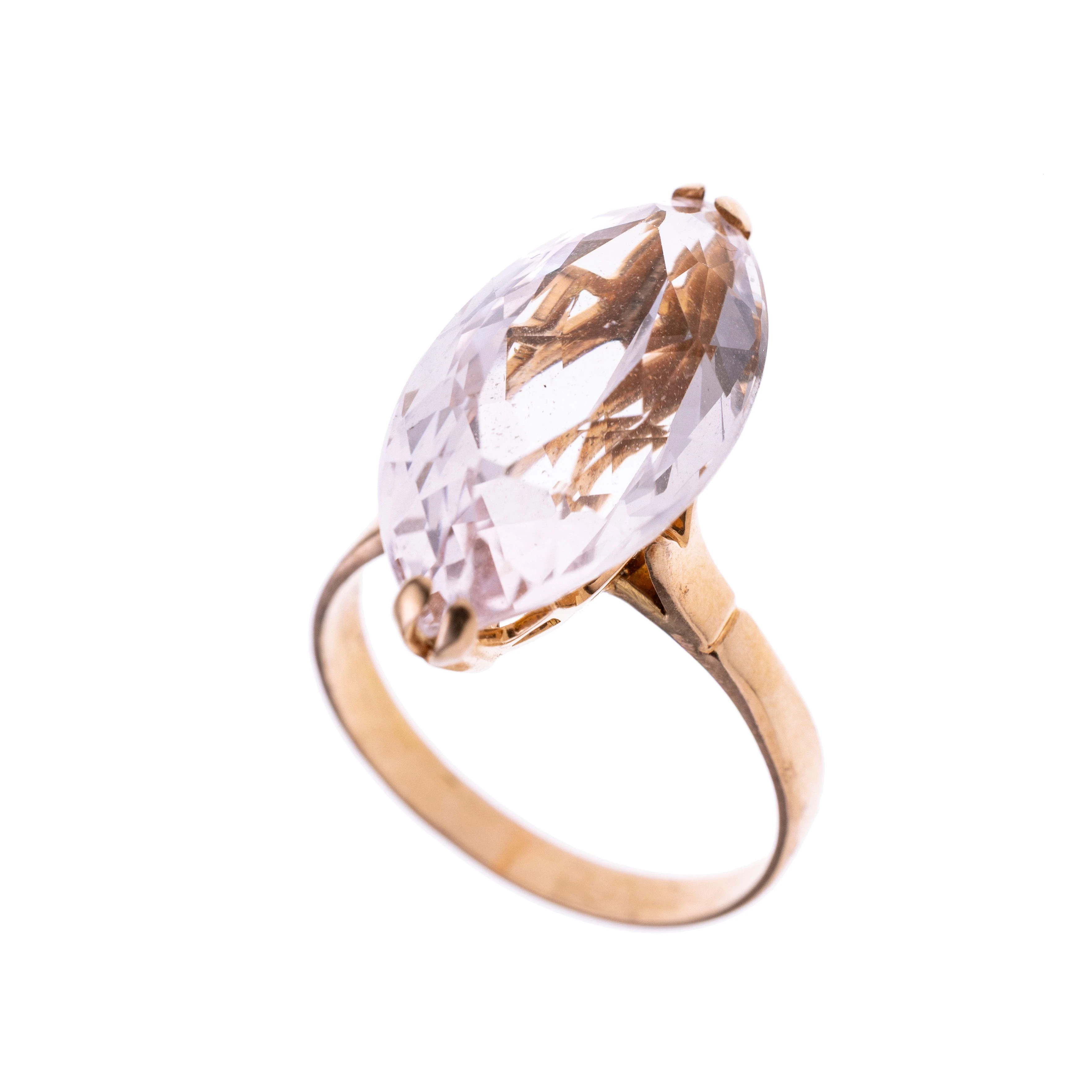 Ein Damenring gefertigt aus Roségold mit einem navettförmigen, facettierten Kunzit gehalten an den Spitzen mit je 2 Krappen.