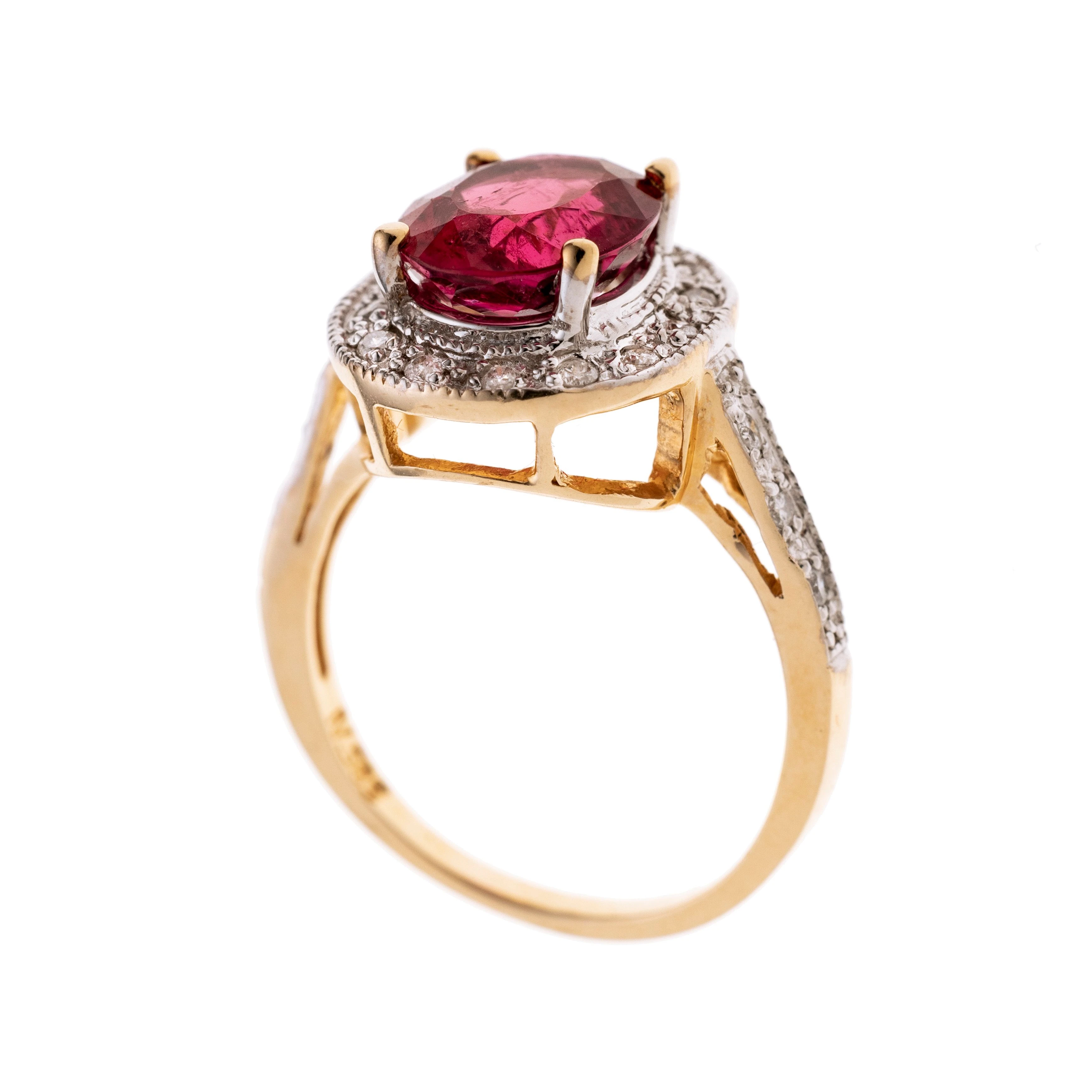 Der Ringkopf ist aus Weißgold gearbeitet und mit pavée besetzt mit 49 Brillanten. Mittig befindet sich ein runder Rubellit, gefasst in einer gelbgoldenen Zargenfassung.