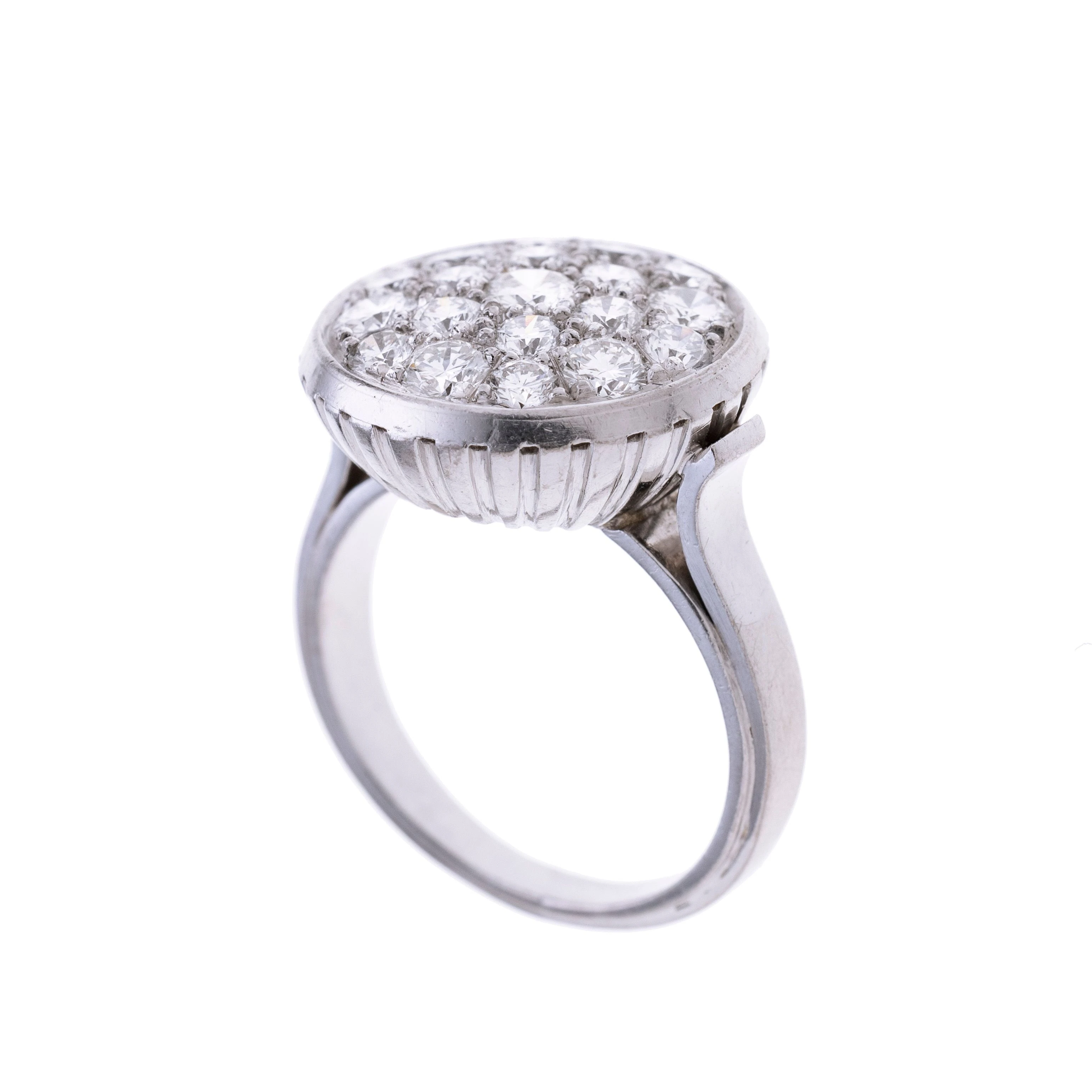 Runder Ringkopf besetzt mit pavée gesetzten Brillanten (ges. 19 .)