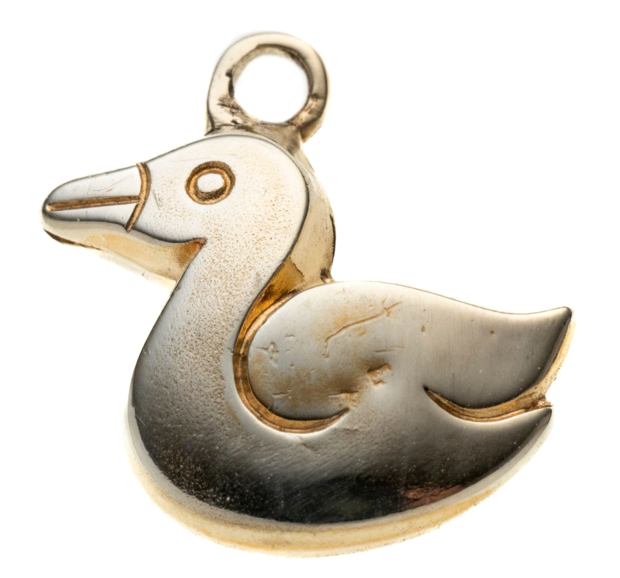 Eine kleine Ente. Ca. 1,1 cm hoch mit Öse und 1,2 cm breit.
