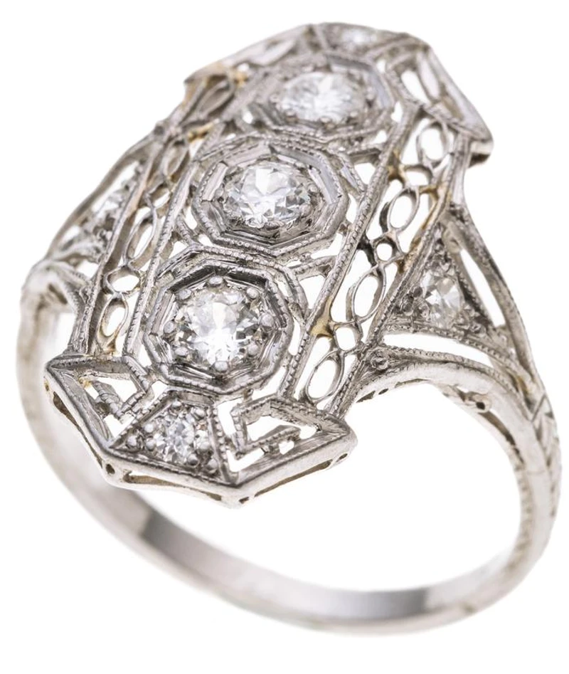 Ein achteckiger à jour gearbeiteter filigraner Ringkopf, mittig mit drei Altschliffdiamanten untereinander.