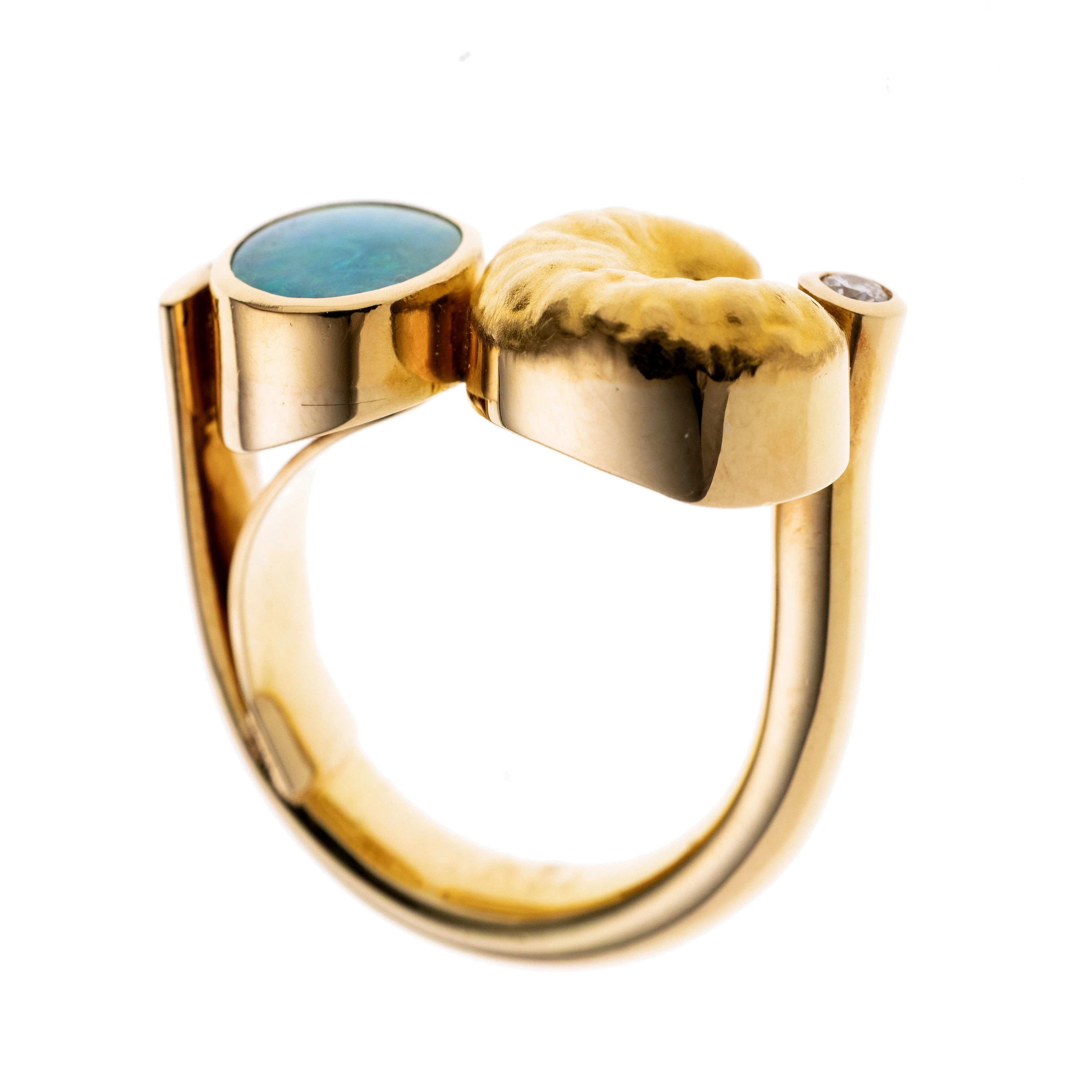 Ein Boulder-Opal, oval in Zargenfassung neben einem Hörnchen-Ornament mit einem Diamanten. (Ophelia)
