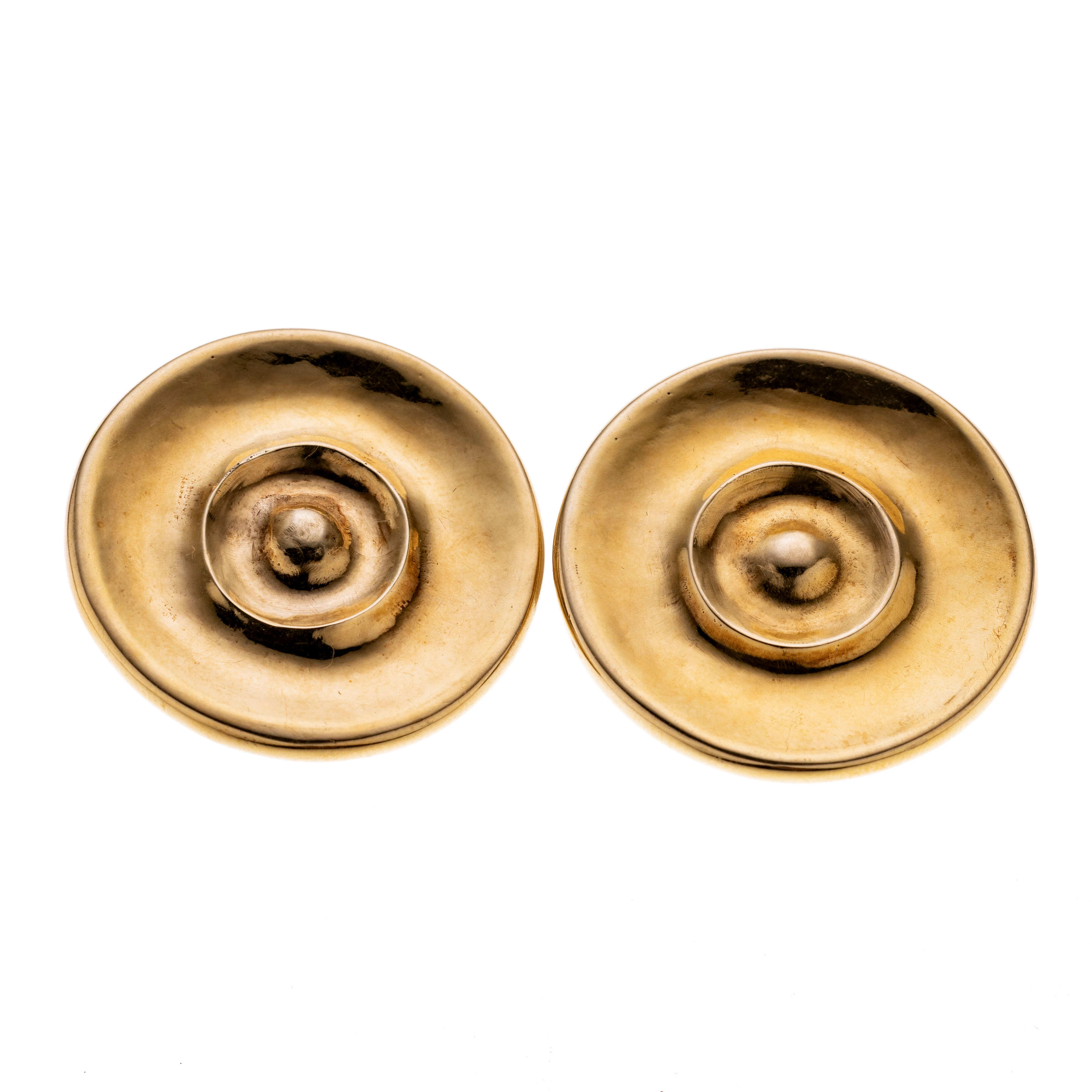 Je eine Gelbgoldscheibe in Spiralornamentik. Rückstecker aus 750er Gold.