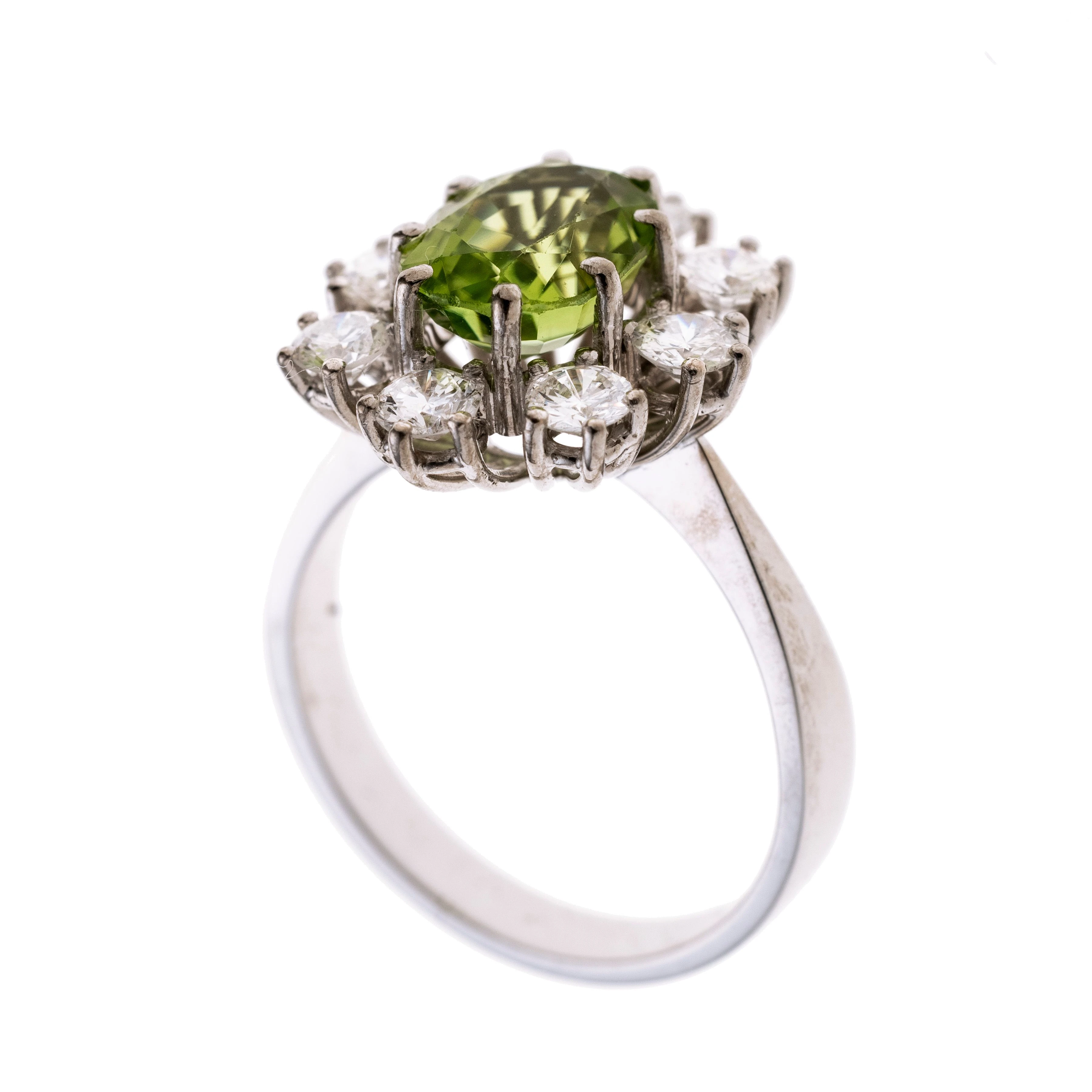 Ein ovaler Peridot der von insgesamt 8 Brillanten je ca. 0.12 ct gerahmt wird.