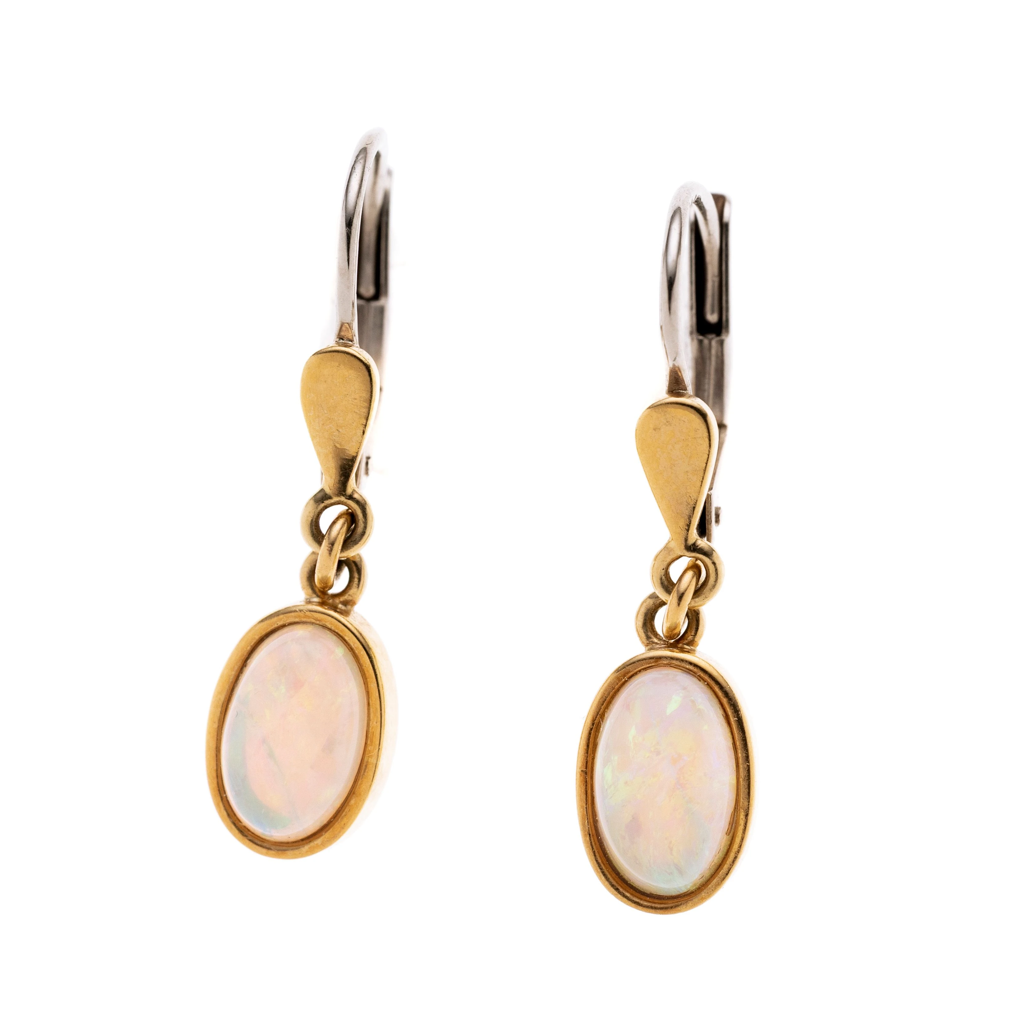 Je ein Opal in Zargenfassung. Brisur aus Weißgold.