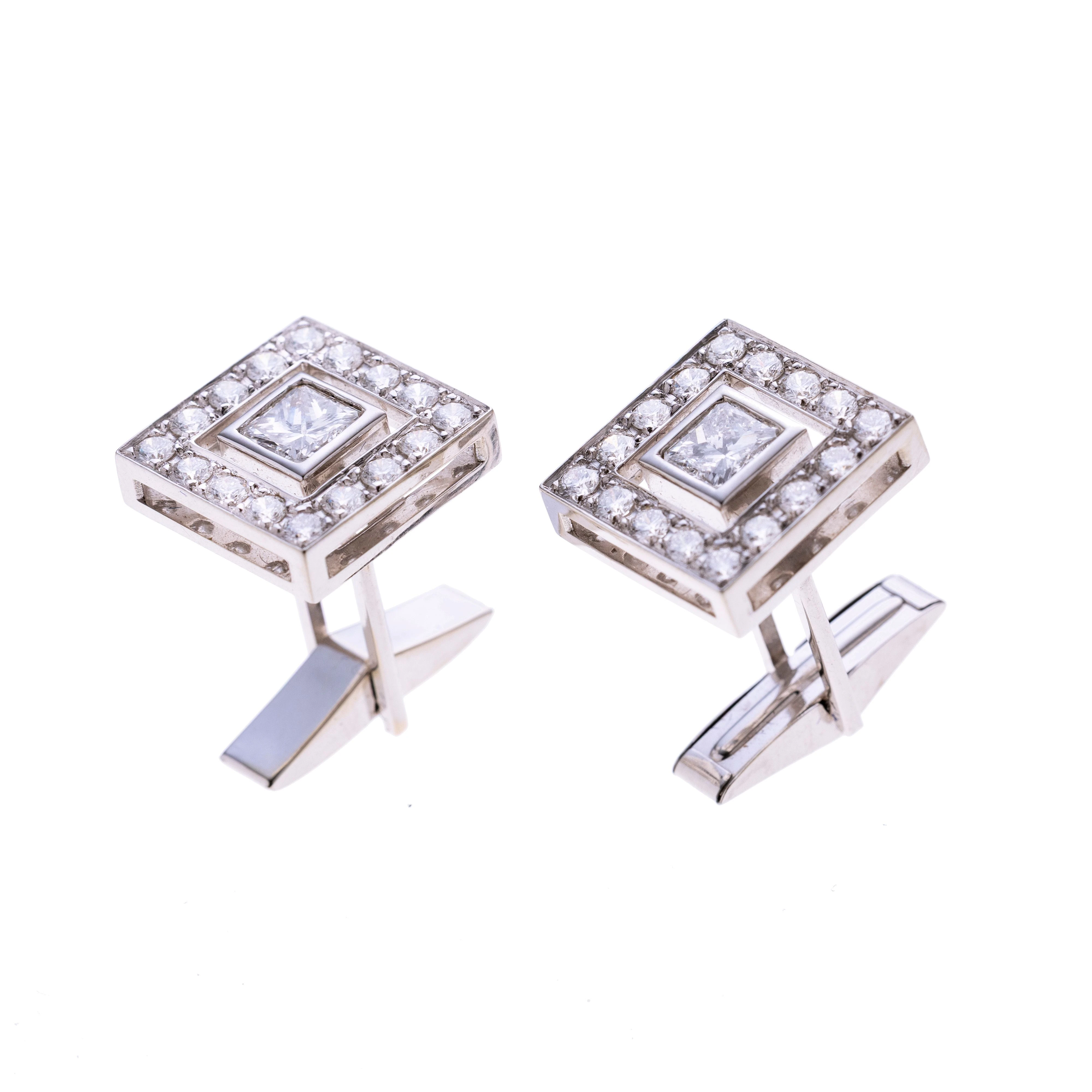 Quadratisch mit je einem Prinzess-Diamanten in Zargenfassung mittig, gerahmt von je 17 Brillanten à ca. 0.05ct.