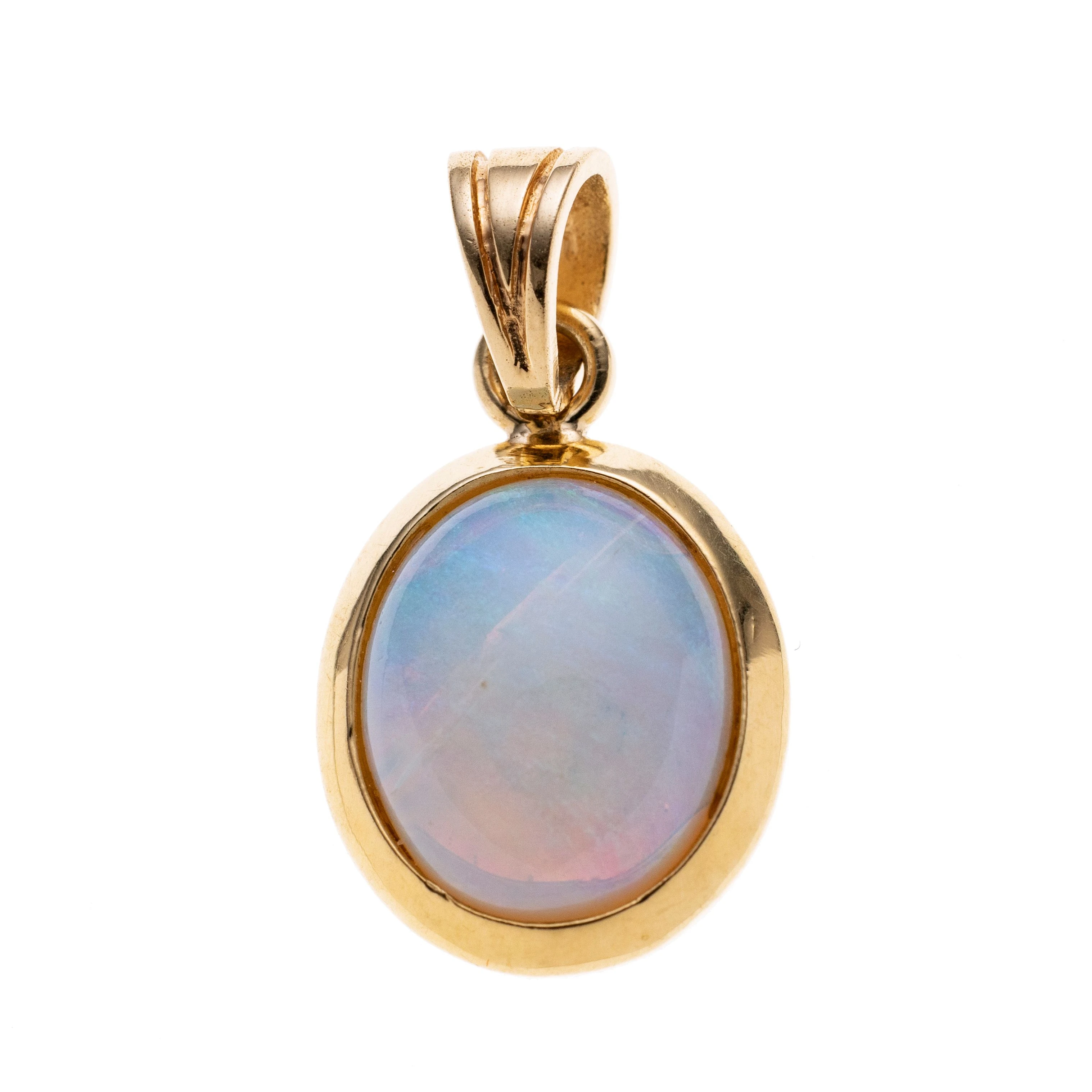 Ein Opal in geschlossener Zargenfassung.