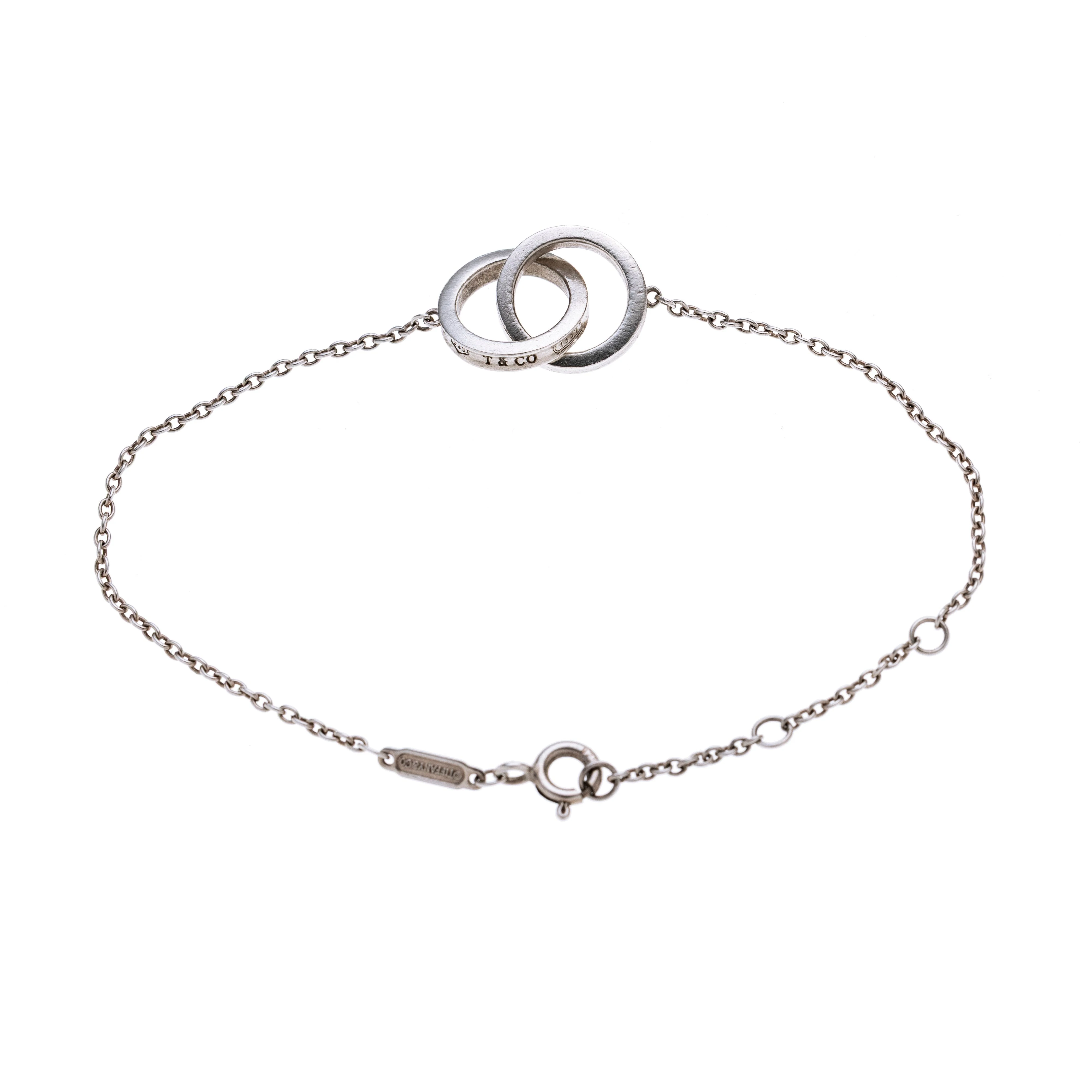 Ein Armkettchen mit mittig zwei ringen. Kollektion Tiffany 1837TM