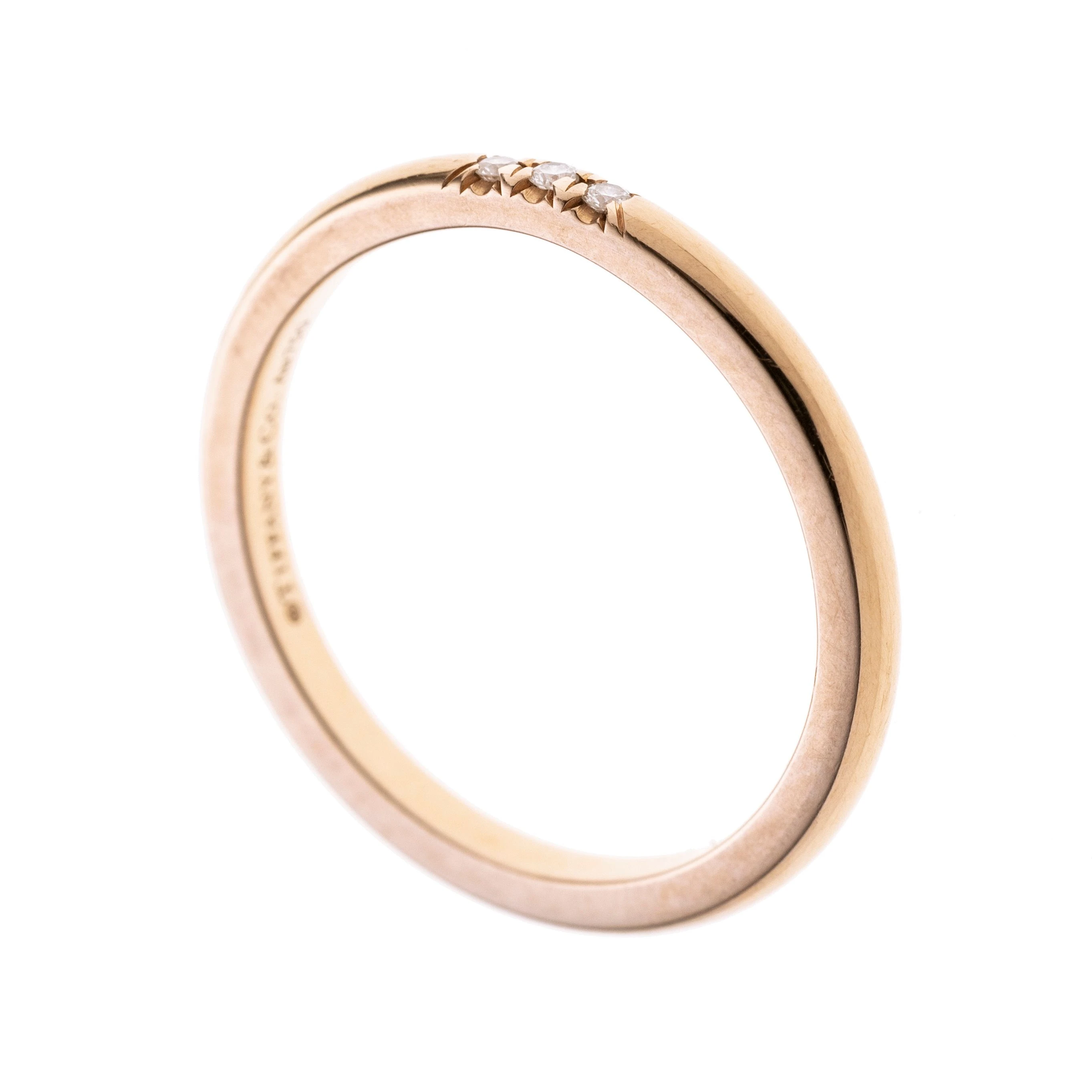 Schmaler Ring mit drei Brillanten.