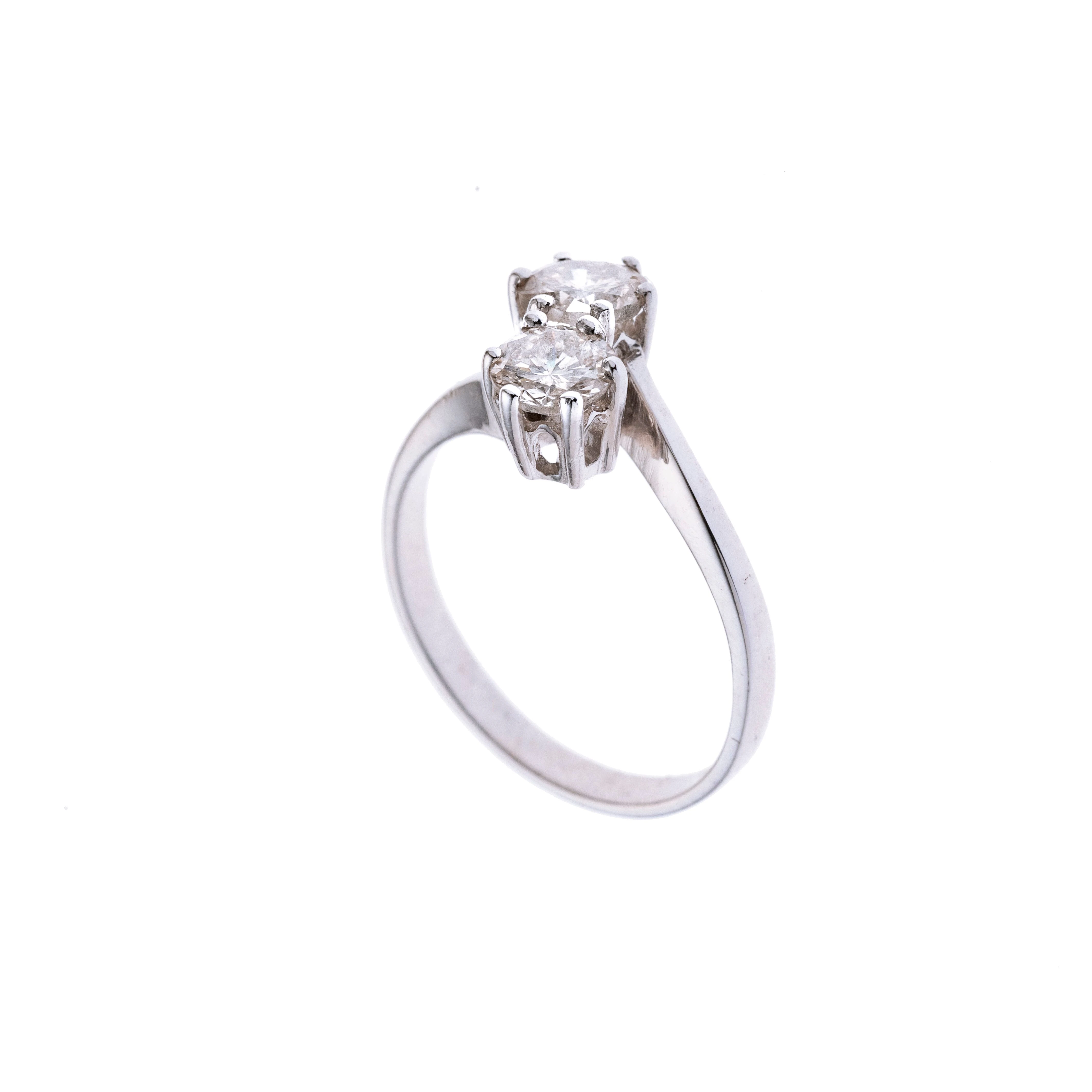 Ein Vis à Vis Ring mit einem ca. 0.48 ct großen Brillanten und einem ca. 0.55 ct. großen Brillanten. Beide Brillanten wurden in Krappen gefasst.