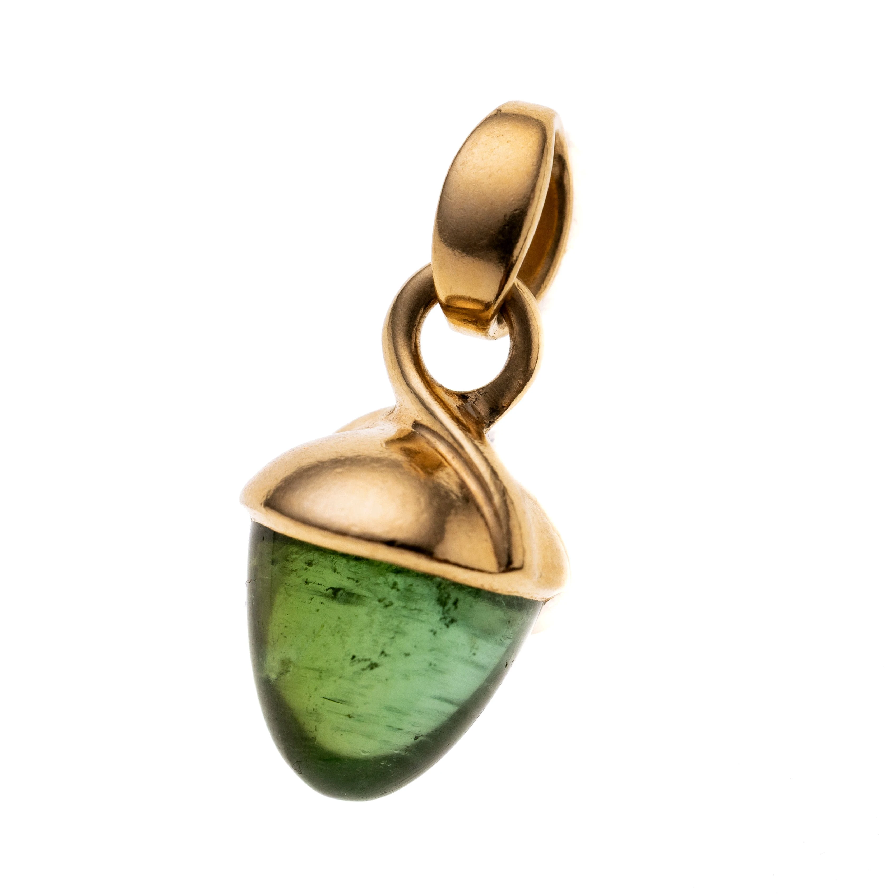 Ein Anhänger aus der Kollektion MyMIKADO von Tamara Comolli, gefertigt aus 750/- Gelbgold mit einem Peridot-Kegel-Cabochon.