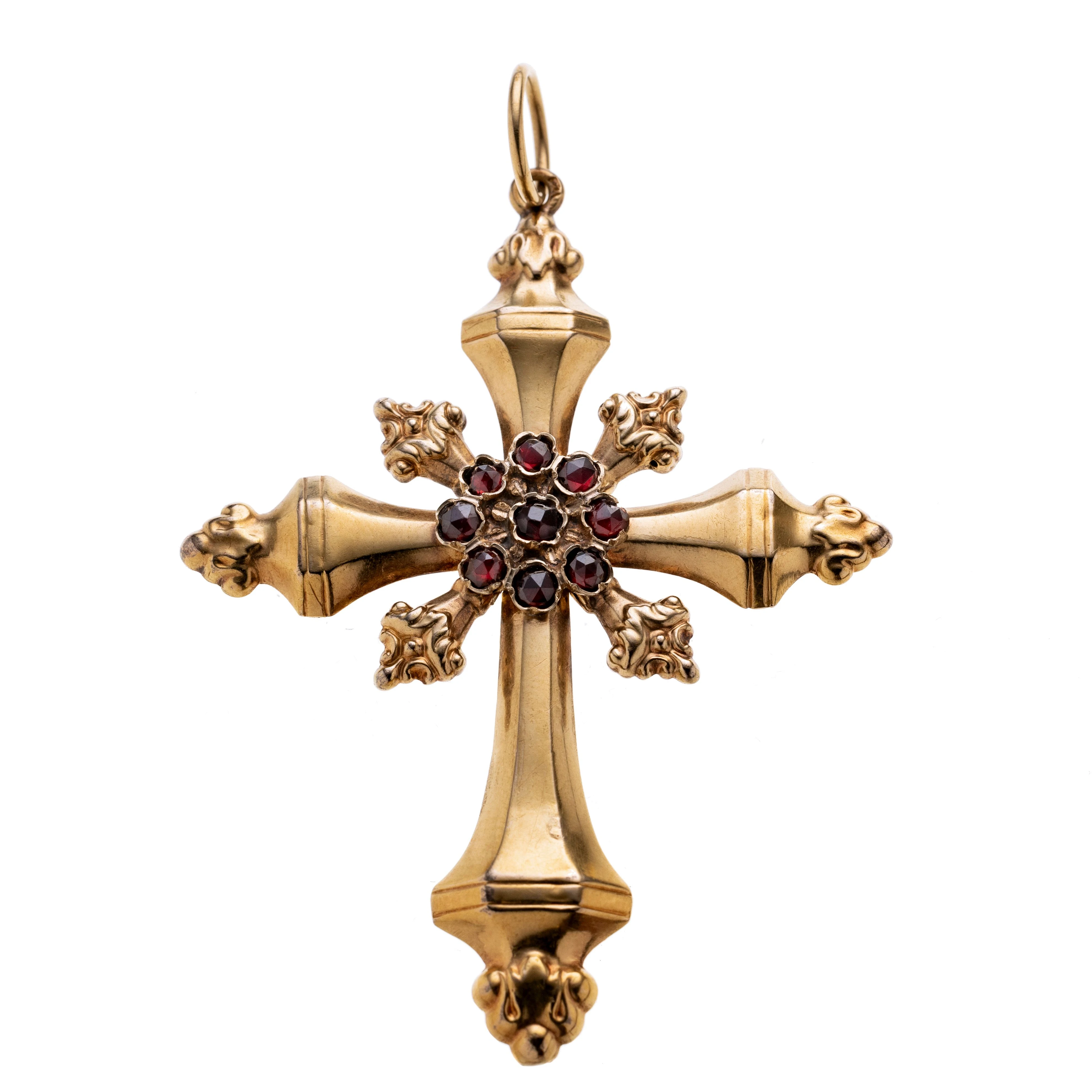Ein großes hohles Kreuz mit mittig einer Entourage aus neun Granaten gefasst.