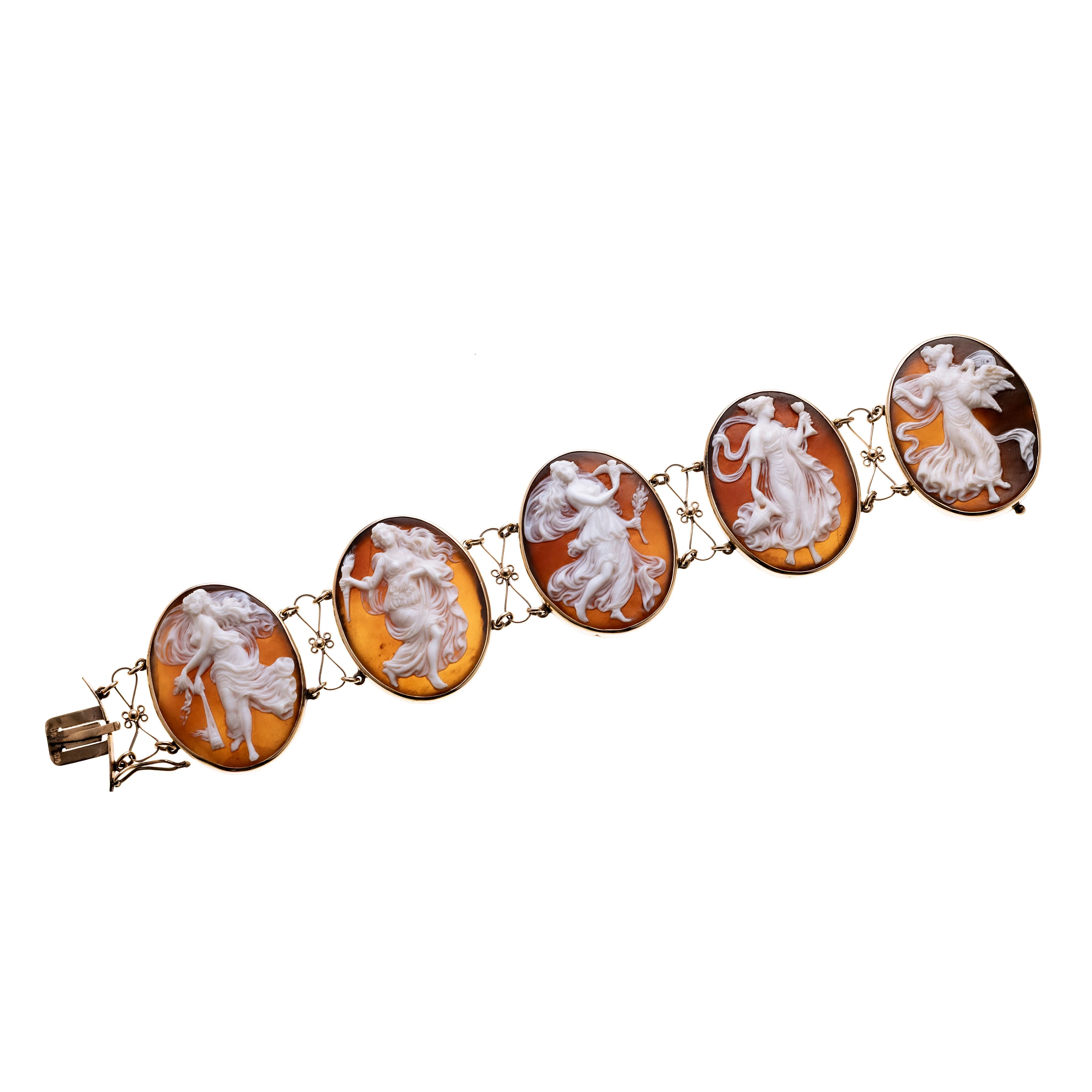 Ein Armband aus fünf ovalen Muschelgemmen (Hekate, Persephone, Athena, Hebe, Psysche). zwischen durchbrochenen, floralen Elementen.