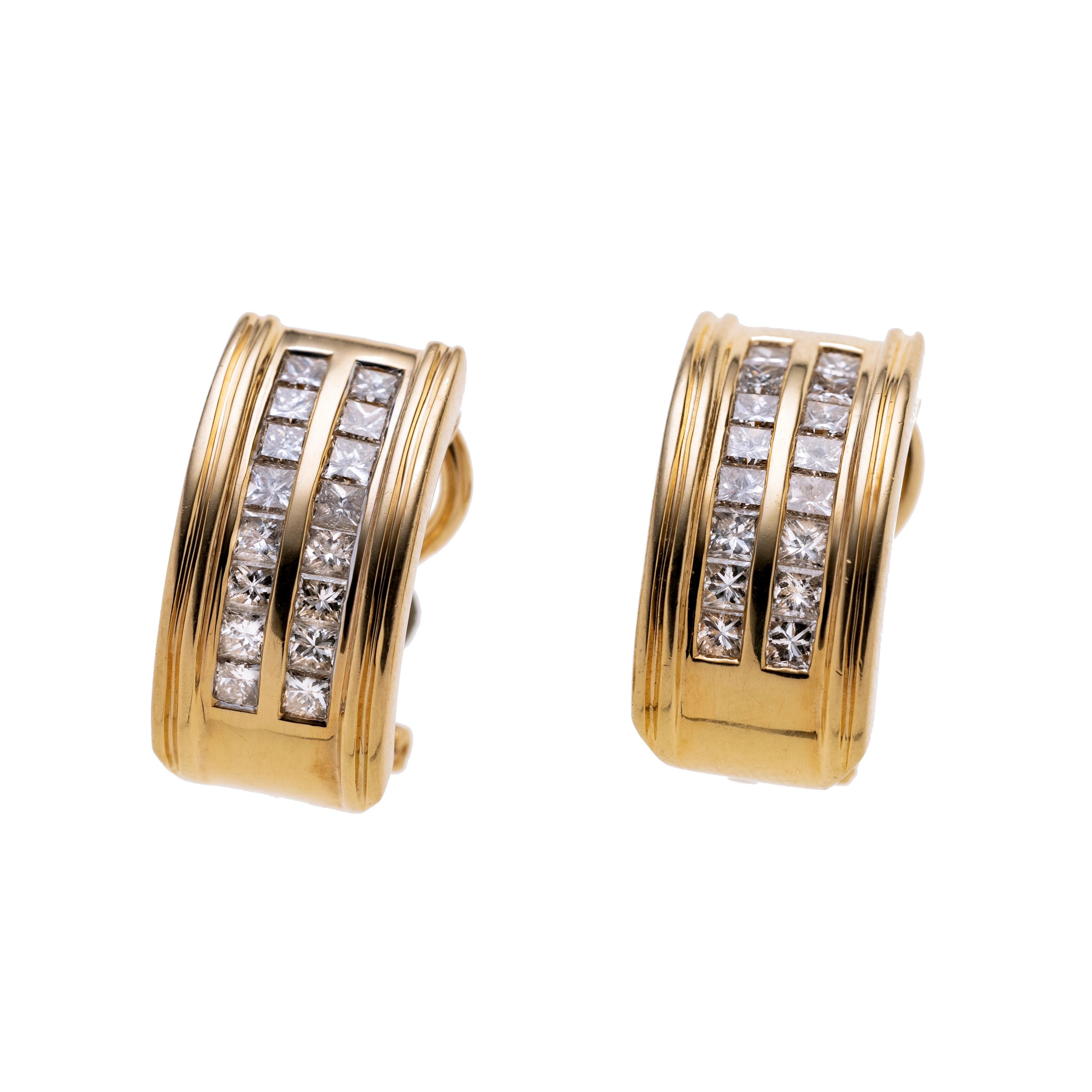 Je eine Halbcreole besetzt mit 16 Diamanten à ca. 0.06 ct. im Princess-Cut. Signiert