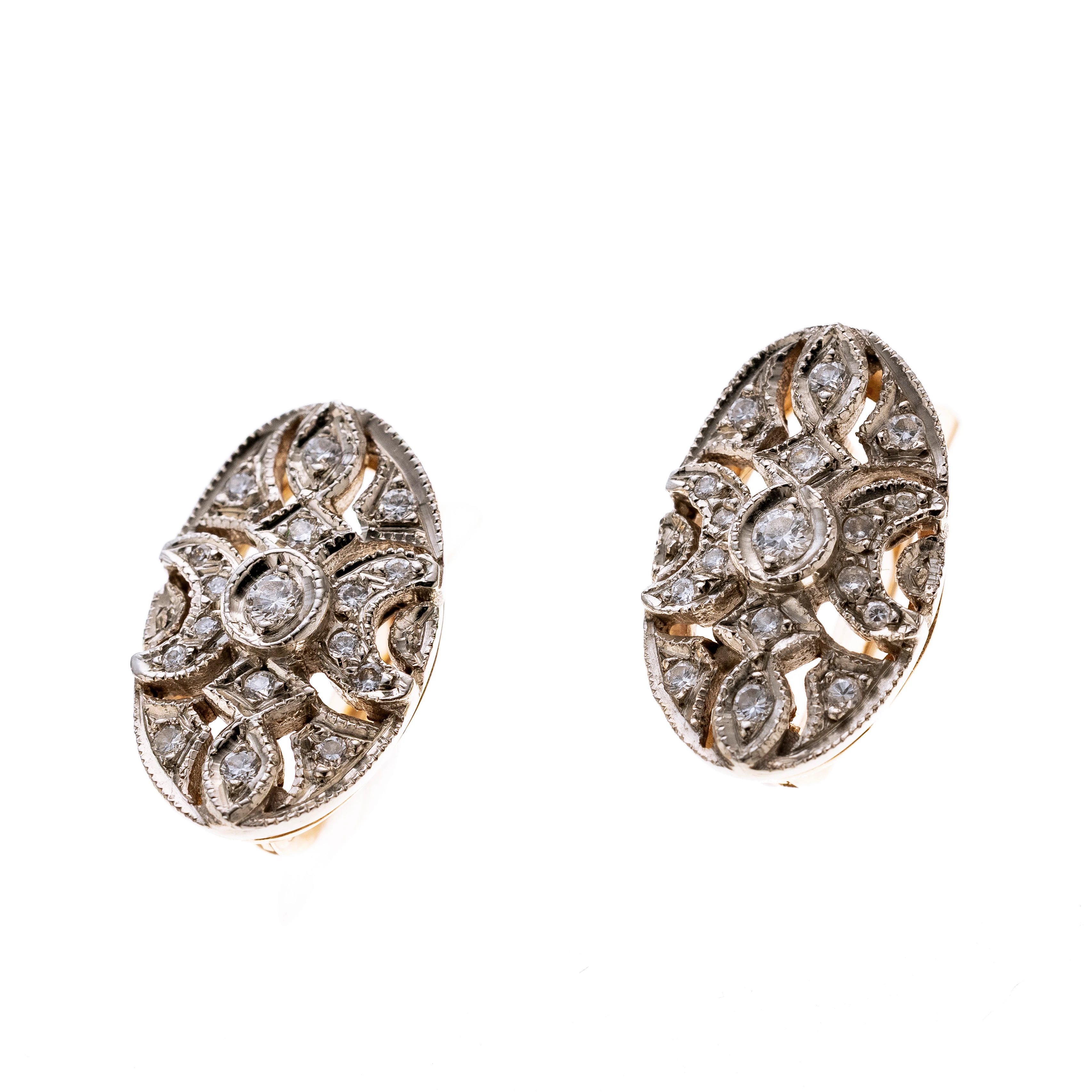 Oval durchbrochen mit zwei Halbmondelementen, besetzt mit je 17 Brillanten. Brisur aus Gelbgold. Im Art Déco-Stil
