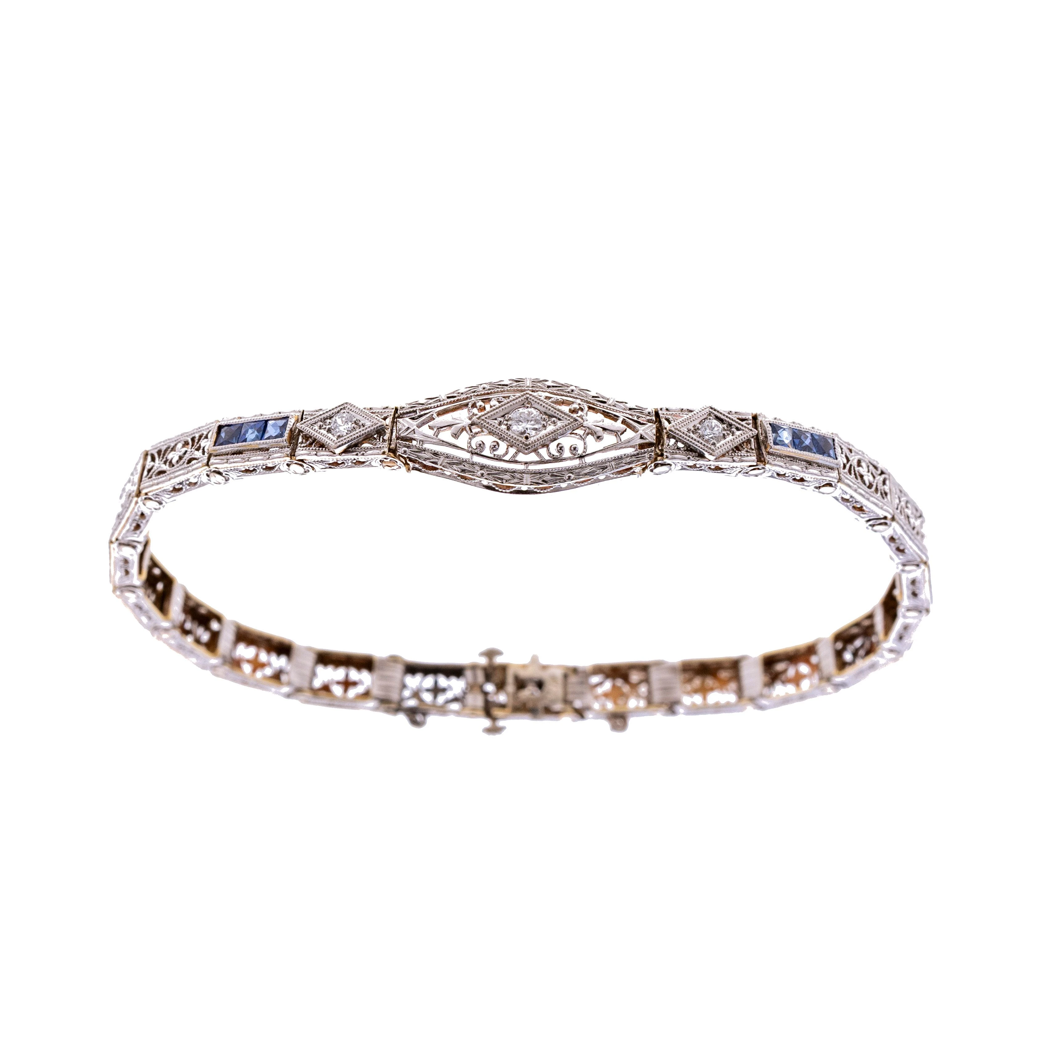 À jour gearbeitet mit floraler Ornamentik. besetzt mit sechs Saphiren und drei Diamanten.