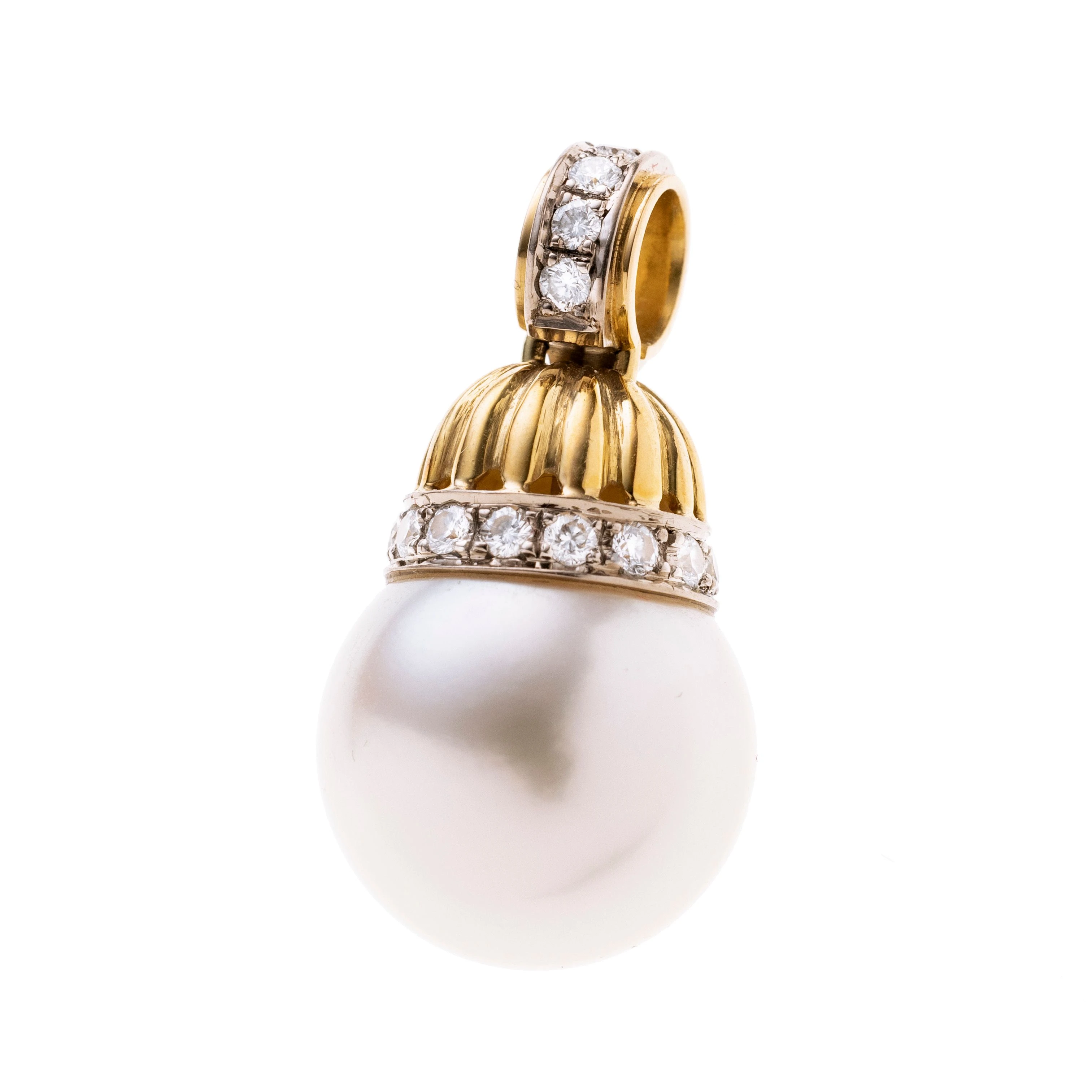 Eine Südseeperle unter einer gelbgoldenen Fassung mit 14 Brillanten. An einer Öse mit weißgold welche mit fünf Brillanten ausgefasst ist.