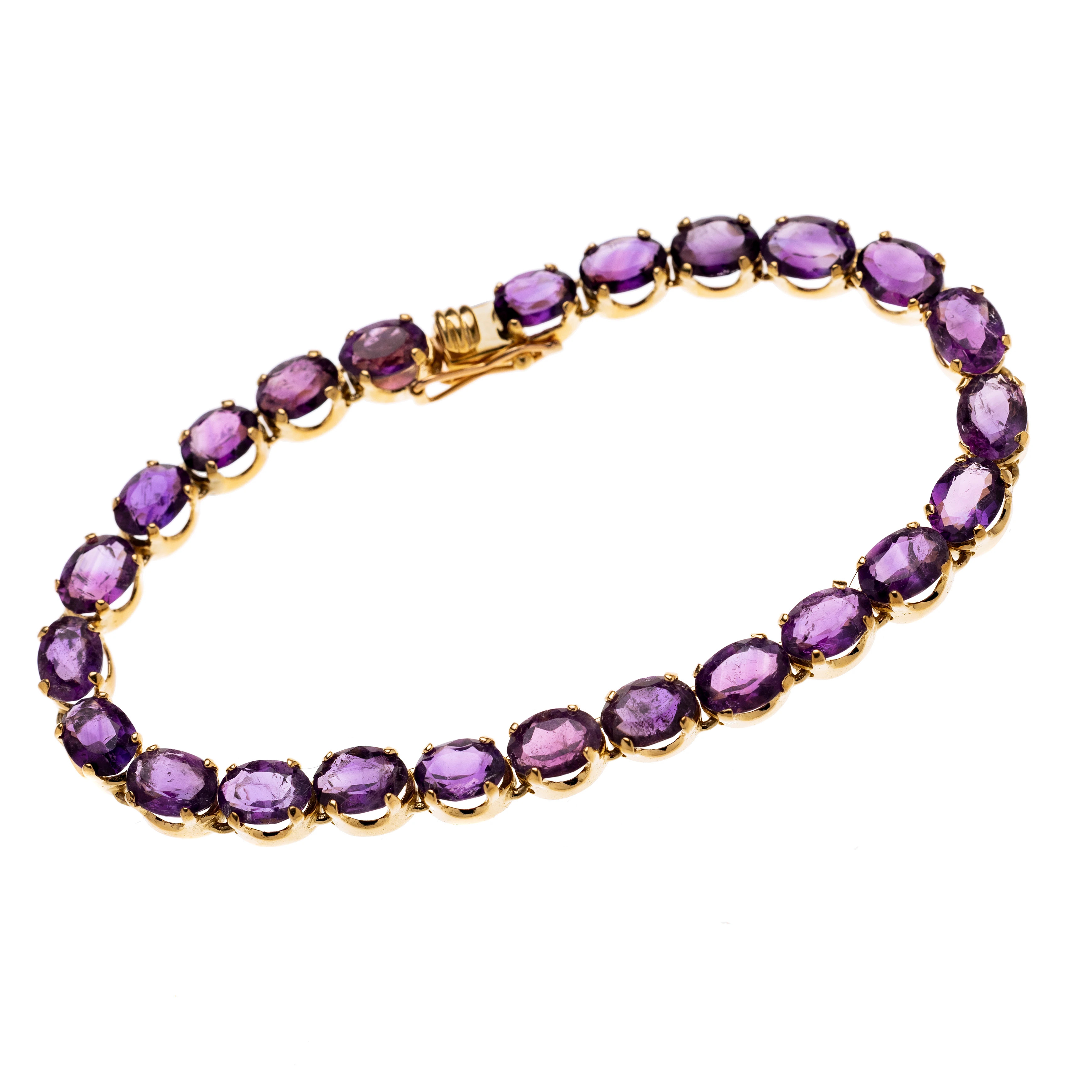 Ein klassisches Tennisarmband aus 24 oval geschliffenen Amethysten in Krappenfassungen. Mit Sicherheitsachter. Signiert "JPB"