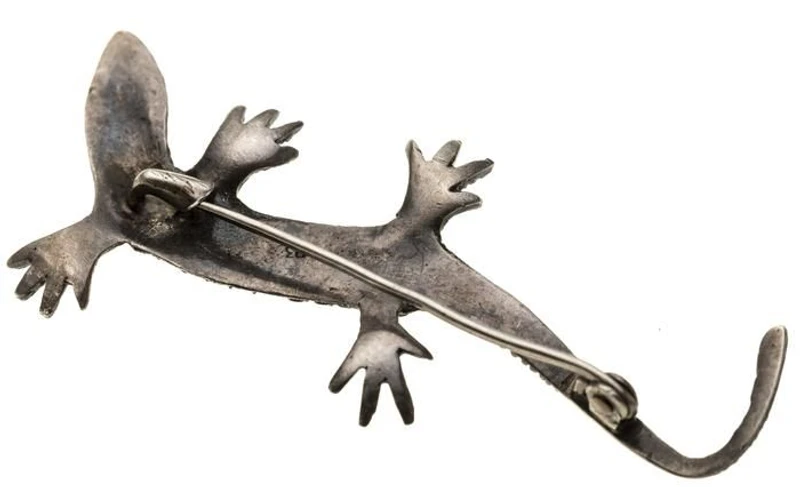 Eidechse. Länge 5 cm, Breite mit Füßen 2cm.