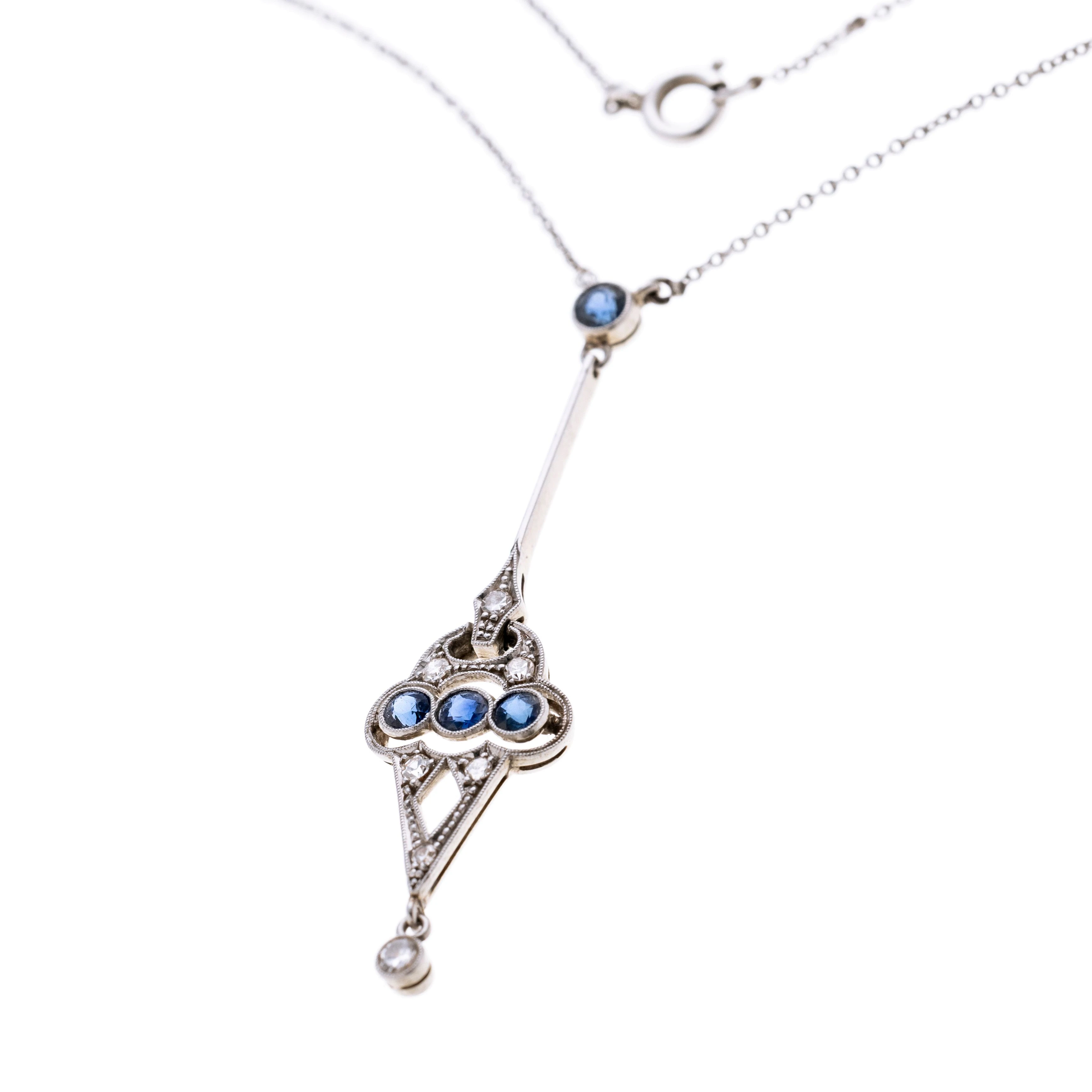 Ein Saphir in Zargenfassung mit einem traubenförmigen Element, besetzt mit drei Saphiren und 7 Diamanten an eine Messerstab.