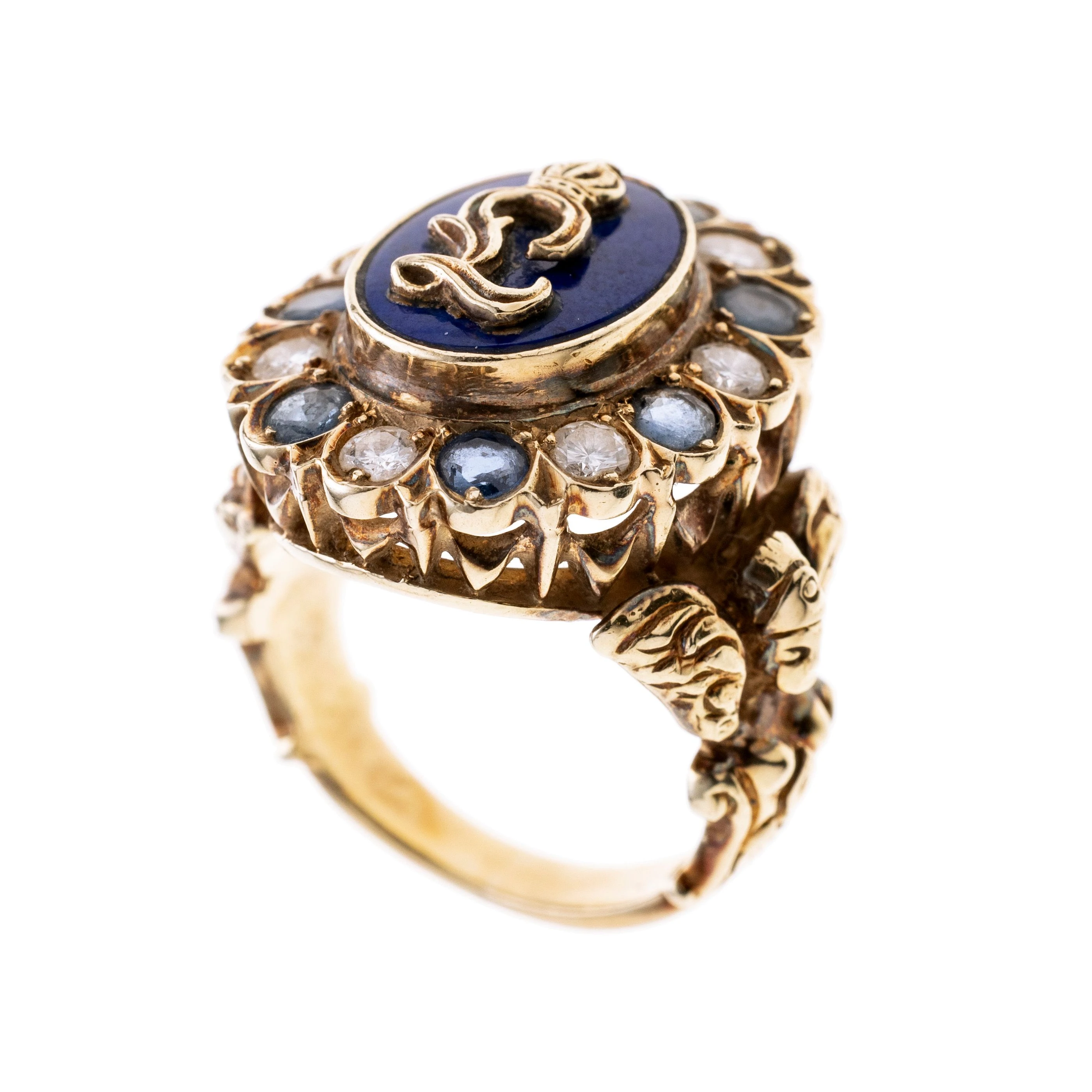 Neoklassizistischser König Ludwig Ring mit blauen Email und ein gekröntes "L" darin. Karmoisiert von Saphiren und Diamanten. Ringschultern mit Engeln besetzt. 