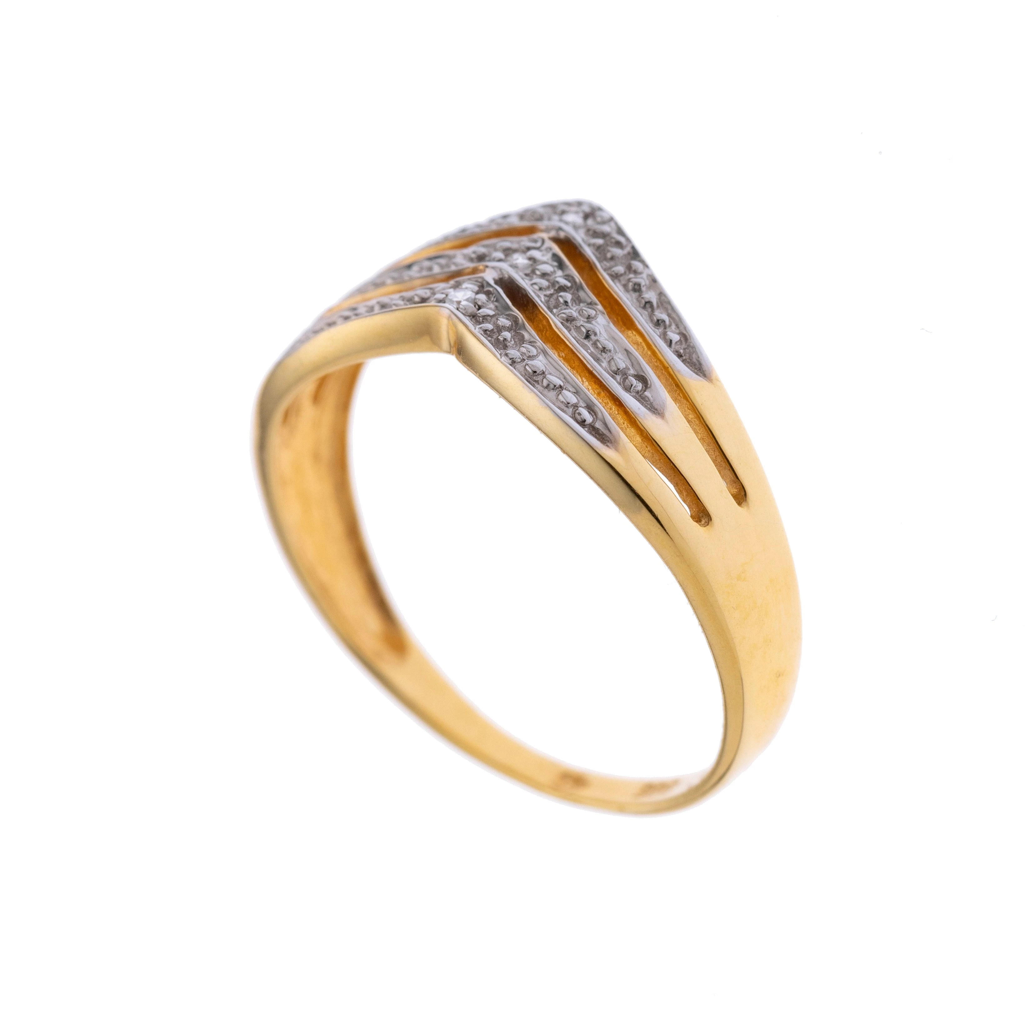 Ein Diadem-Ring, dreireihig, besetzt mit drei Diamanten je ca. 0.005 ct.