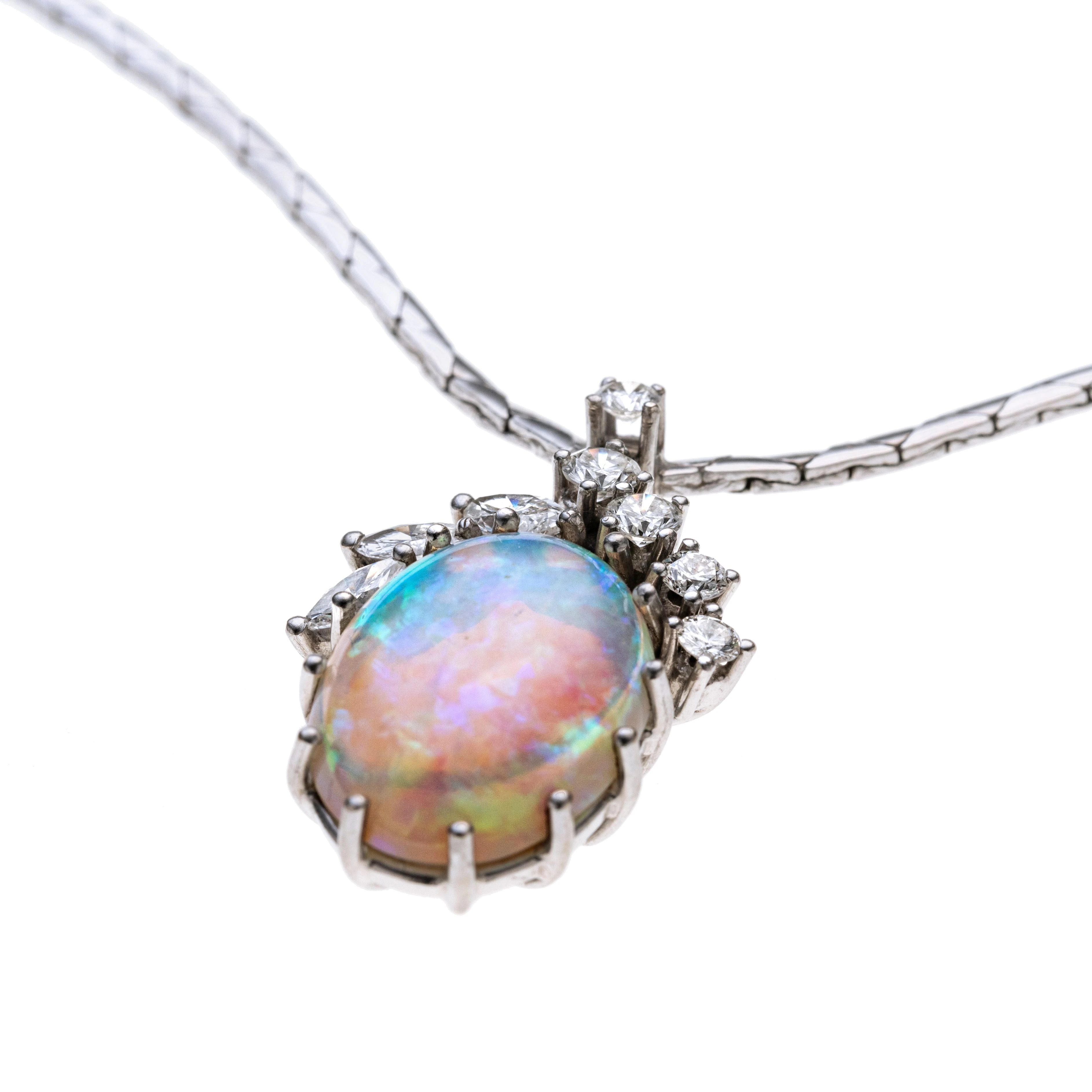 Ein ovaler Opal in Krappen gefasst unter drei navetteförmigen Diamanten und vier Brillanten. Angebracht wurde das Opal-Element mit einer Öse unter einem Brillanten, das sich zwischen einer Kobra-Kette befindet.