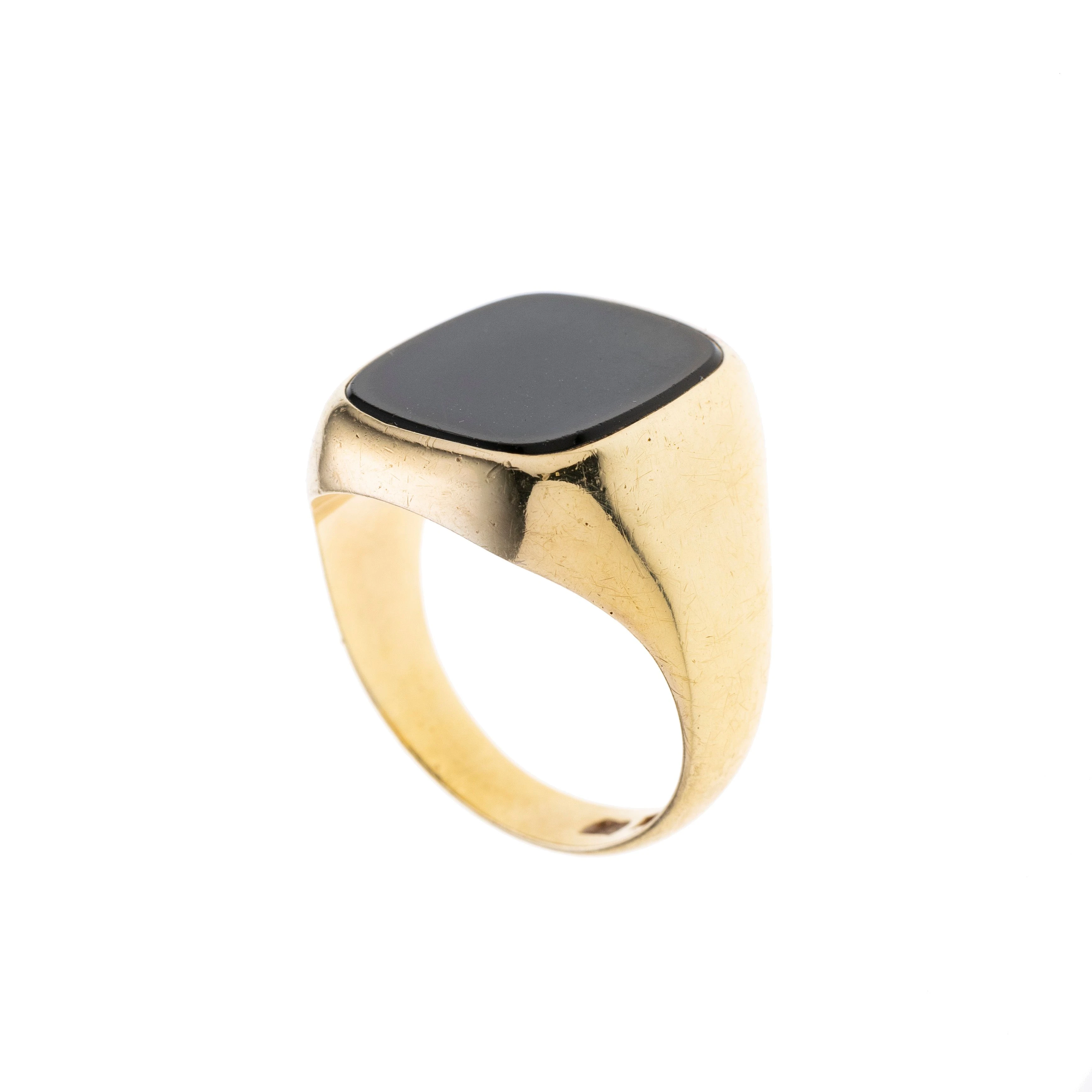 Ein Siegelring mit Onyx-Scheibe.