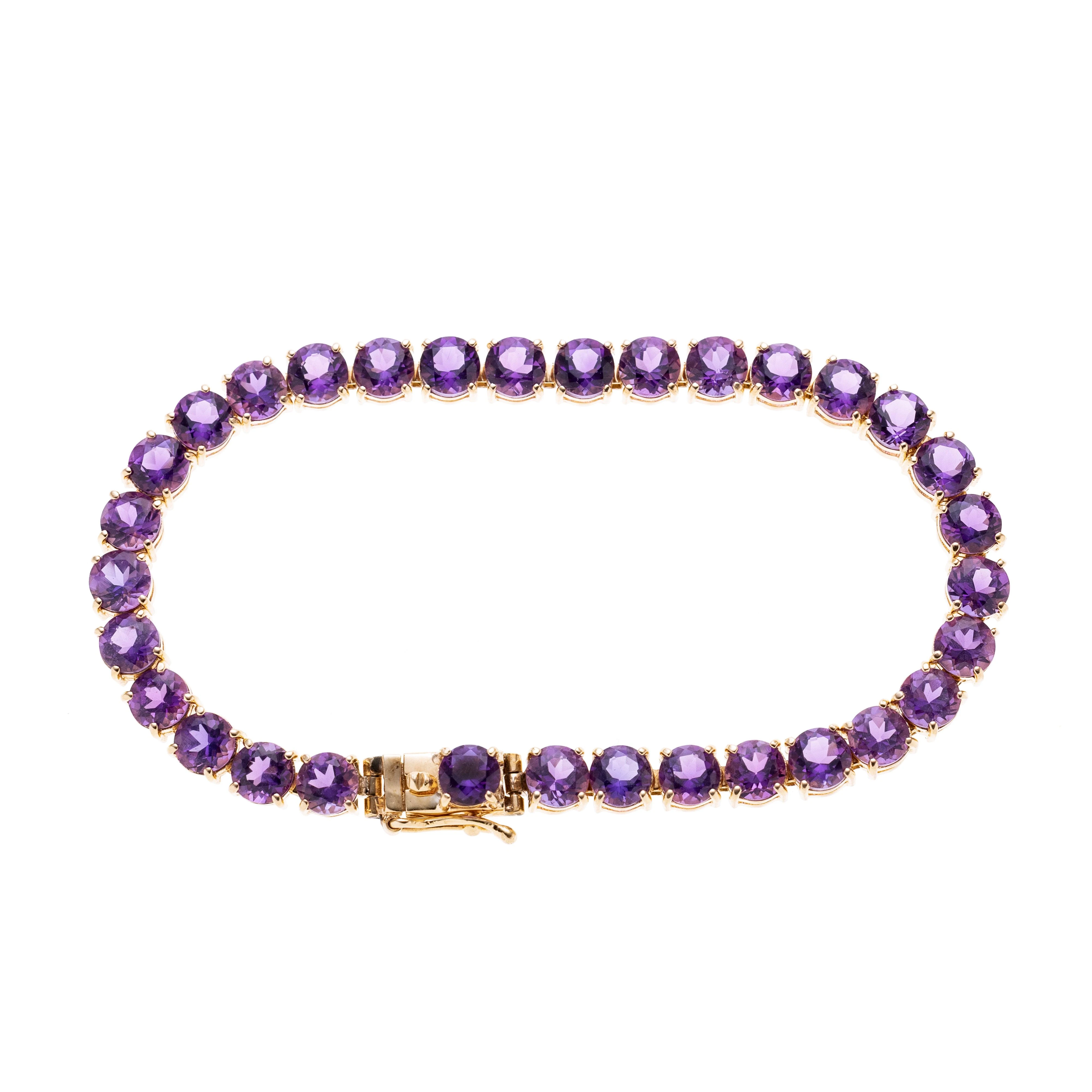 Ein Tennisarmband besetzt mit 32 Amethysten im Rundschliff.