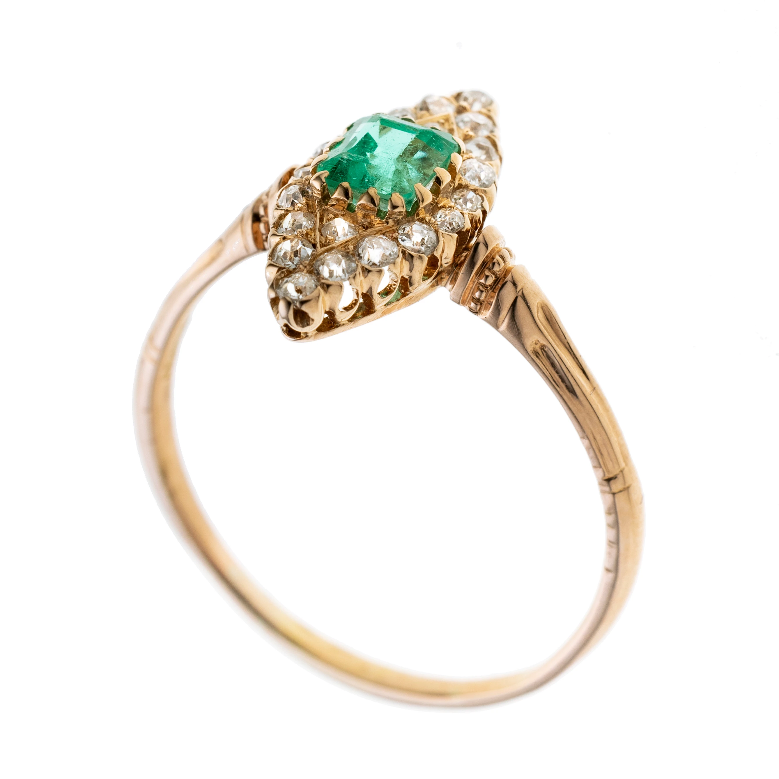 Ein Schiffchenring, mittig in Krappen gefasst ein Smaragd im Treppenschliff der von insgesamt 20 Altschliffdiamanten je ca.  0.02 ct gerahmt wird.  Signiert AP.