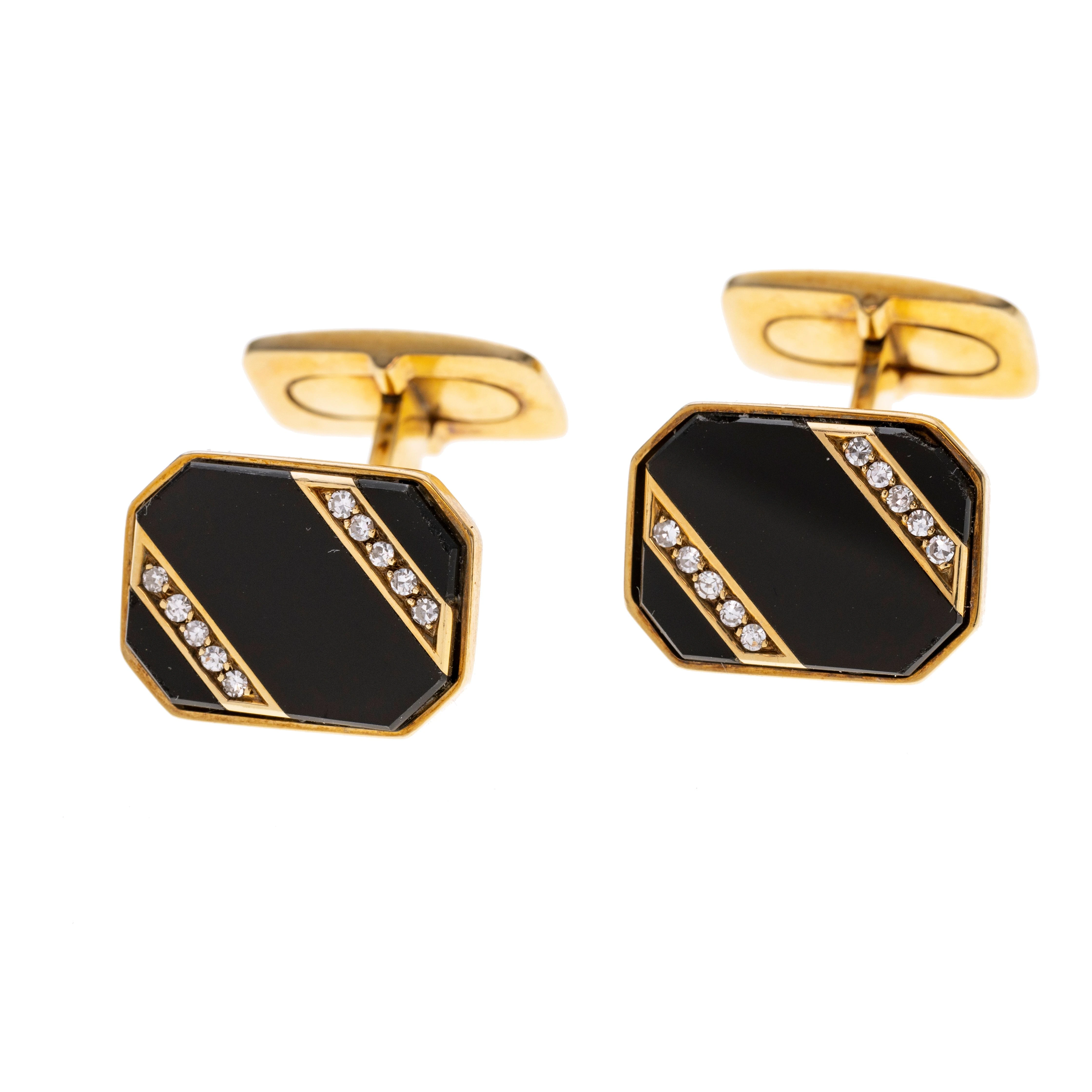 Achteckig, gestreift aus Onyx und zwei mit Diamanten besetzten Streifen. Signiert.