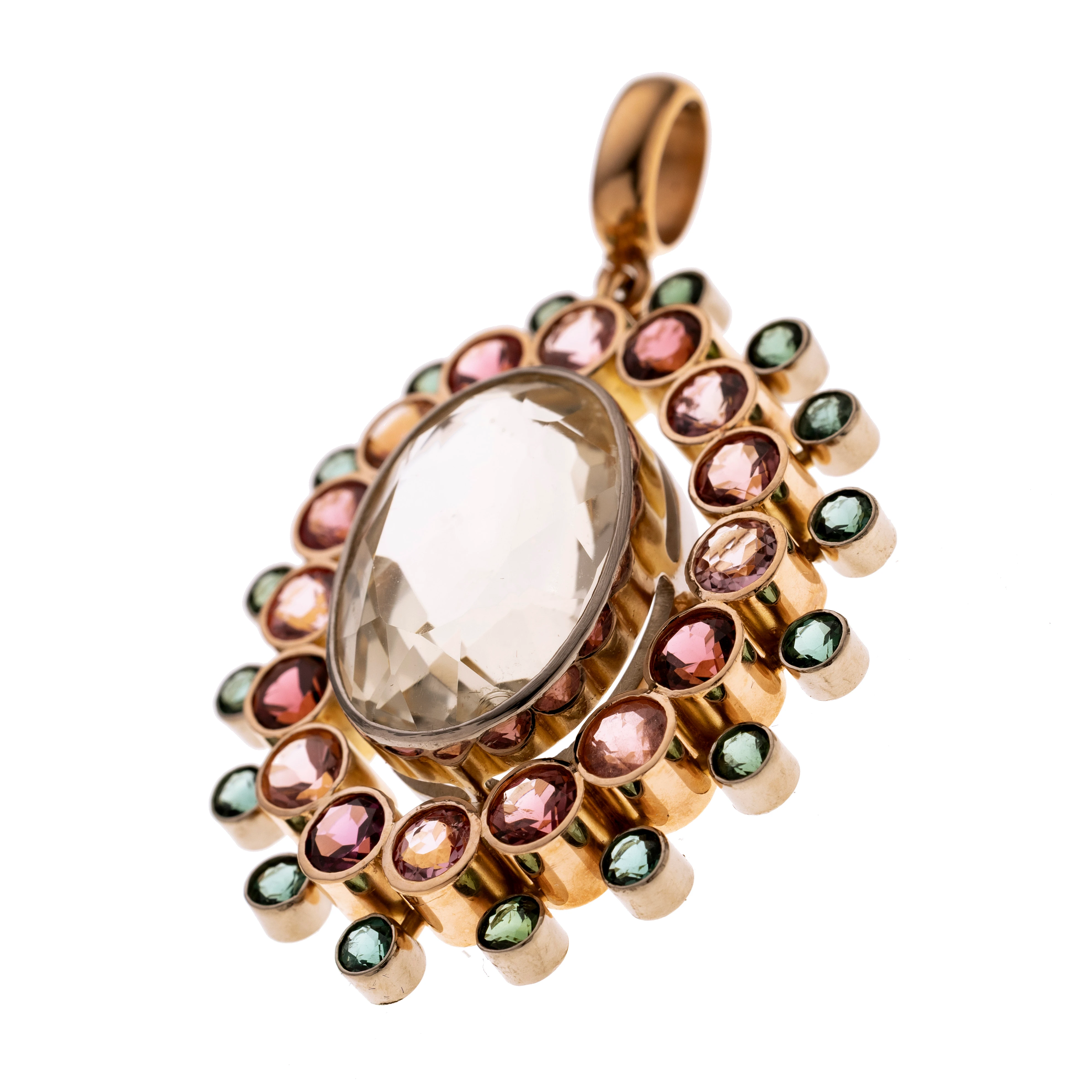 Ein ca. 25,39 ct Citrin in weißgoldener Zargenfassung, der mit etwas Abstand von einem Kranz aus rosa bis pinken Turmalinen (insg. 16) gerahmt wird. Die werden in lockerer Anordnung wiederum von 16 grünen Turmalinen in weißgoldenen Zargenfassungen gerahmt. Länge mit Öse 5,8 cm, Breite 4 cm.