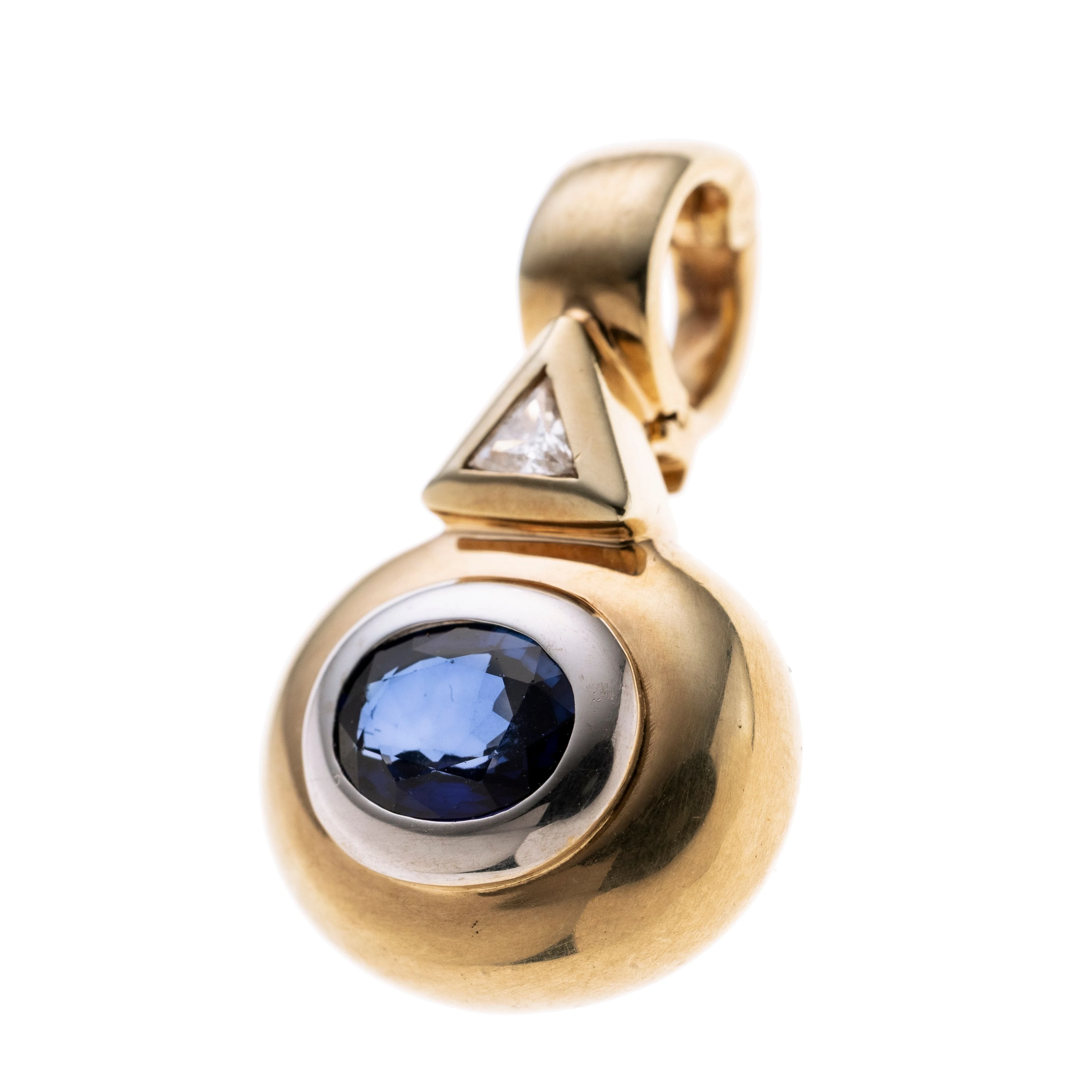 Ein Dreieckiger Diamant in Zarge gefasst unter der Öse. über einem ovalem Saphir gefasst in einer Weißgold Zargenfassung, die von Gelbgold umgeben ist.