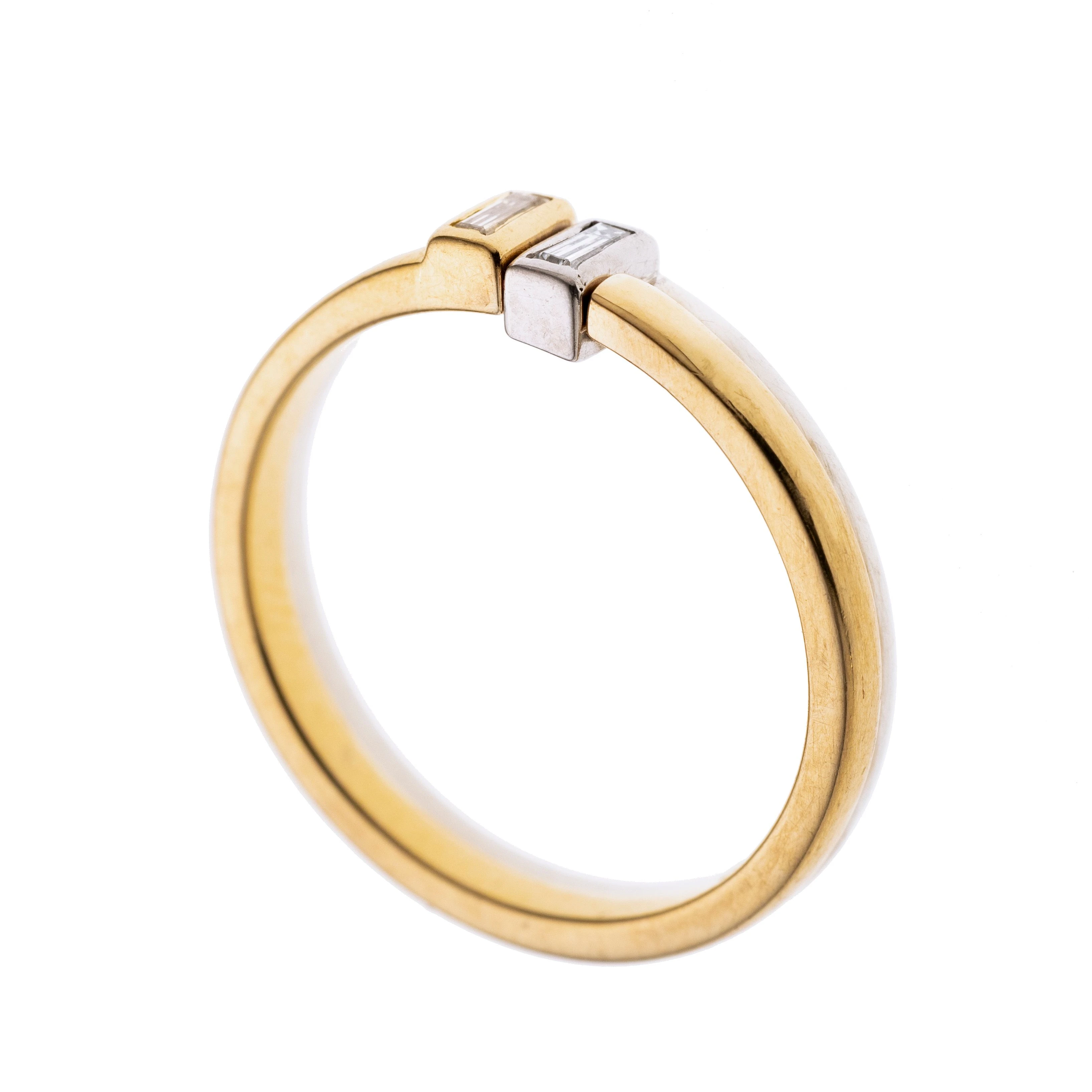 Zwei Ringe, einer weißgold und einer gelbgold, die jeweils offen gearbeitet sind und an einem Ende je einen Baguette Diamanten in Zarge gefasst haben. Die beiden Ringen lassen sich ineinander stecken, sodass sie zusammen einen geschlossenen Ring ergeben. Collection fine êntre tenté. Entwurf und Ausführung w.u.g. körsgen. Mit Beschreibungsblatt vom Goldschmied.