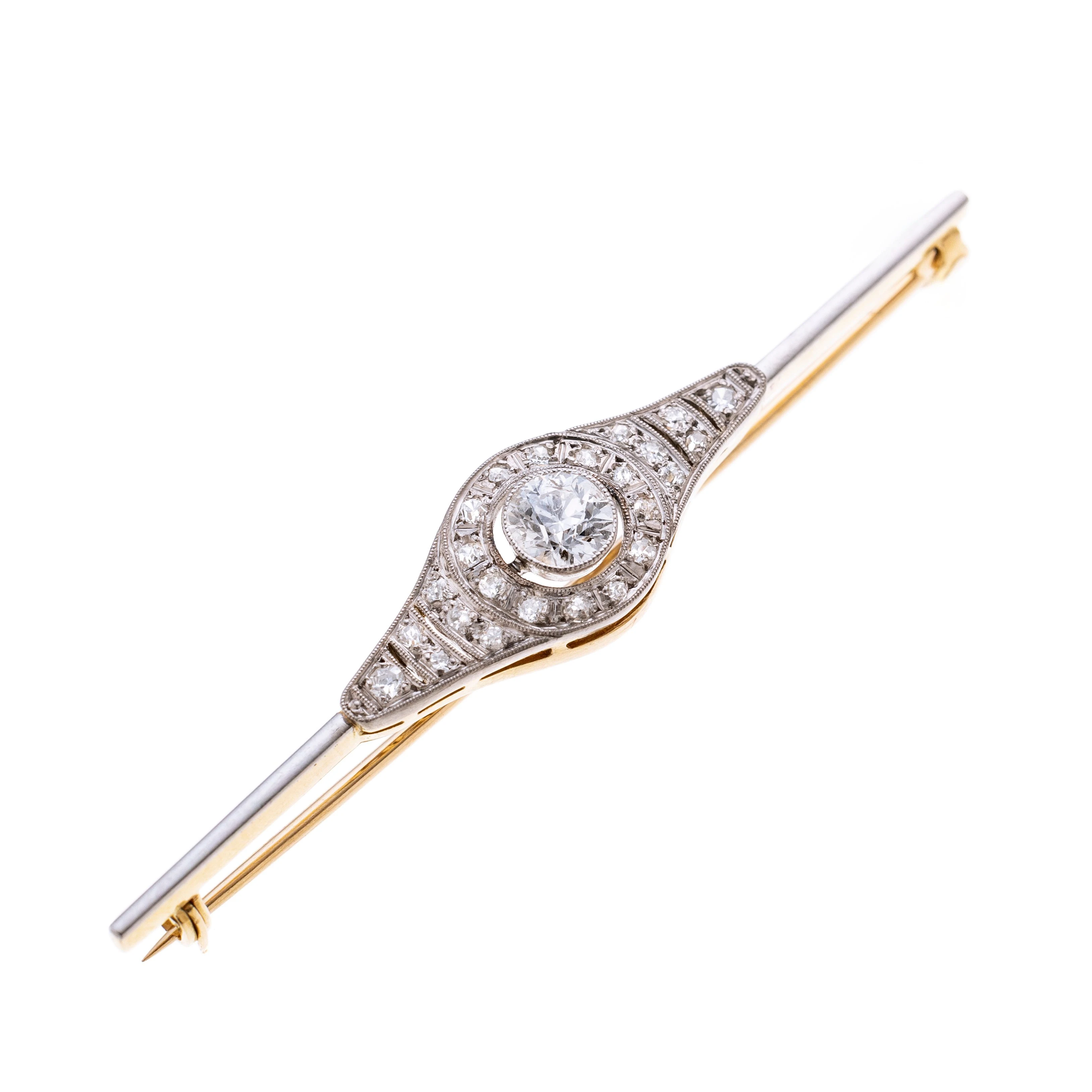 Ein navetteförmiges mit Diamanten besetztes Element, mittig ein ca. 0.60 ct. Altschliffdiamant. Gelbgold verbödet.