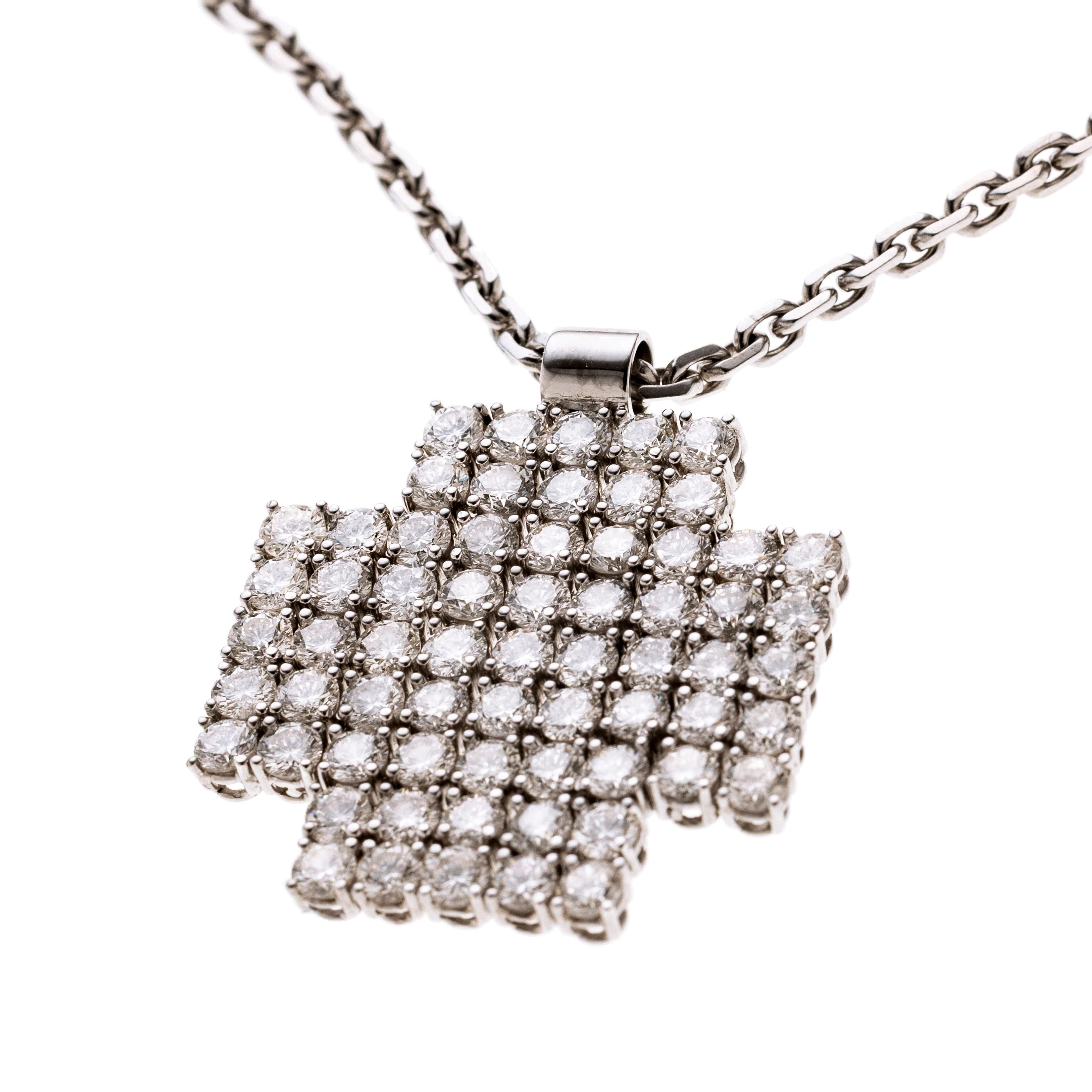 Weißgoldkette mit diamantbesetztem Kreuz. Dieses ist mit 65 Brillanten á 0.125 ct besetzt und flexibel gearbeitet.
