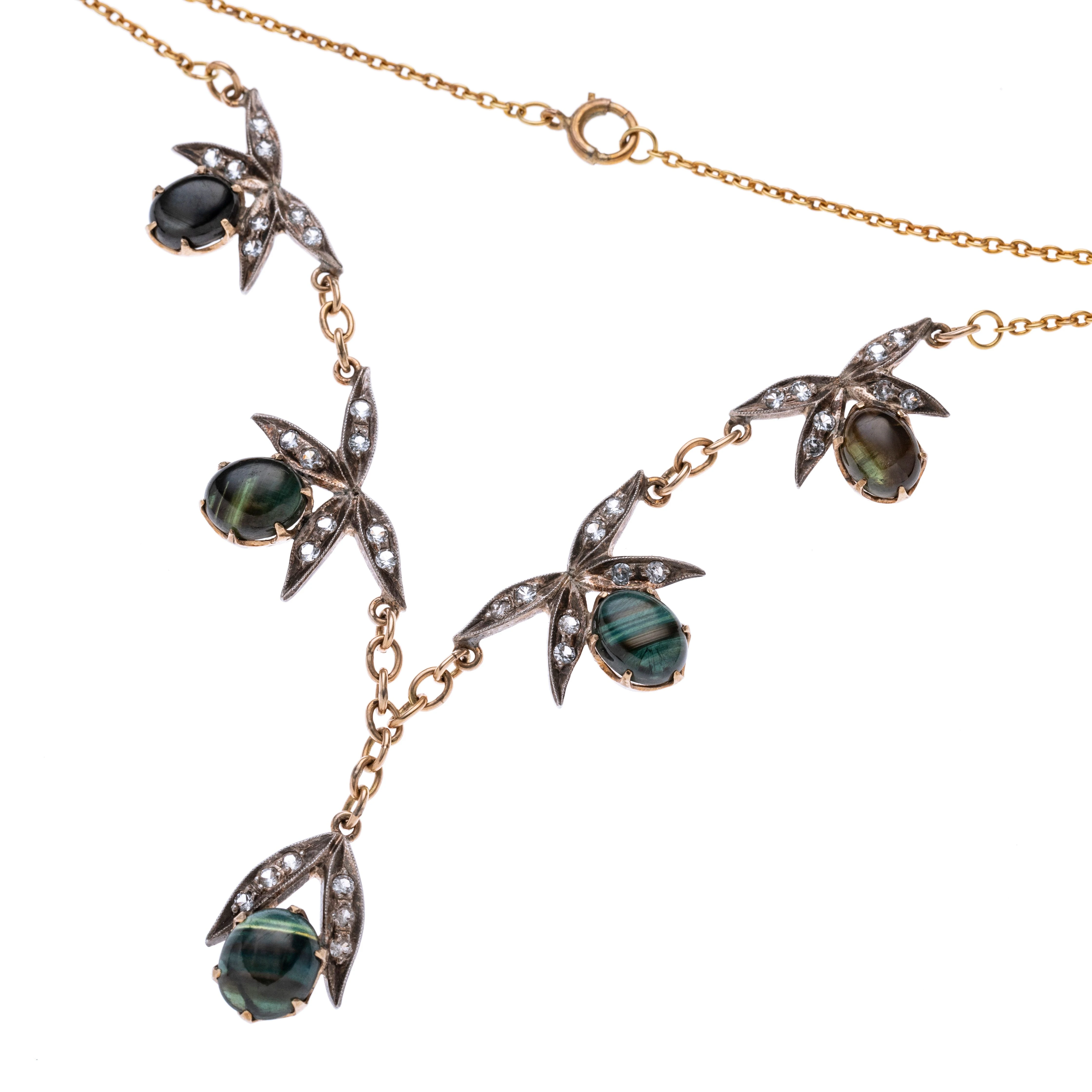 Fünf Blumenelemente besetzt mit Diamantenimitationen und je einem Falkenauge